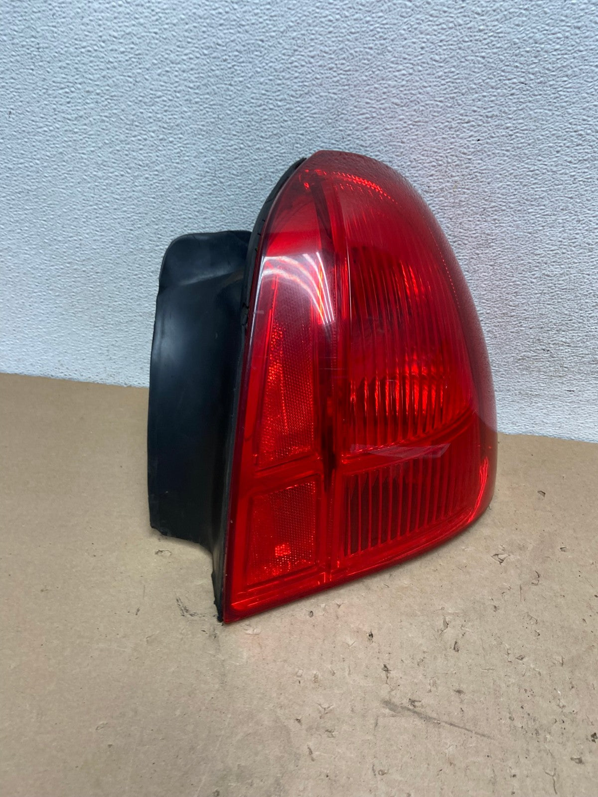 2003 to 2011 Lincoln Town Car Right Passenger Rh Tail Light AG4172 LK2