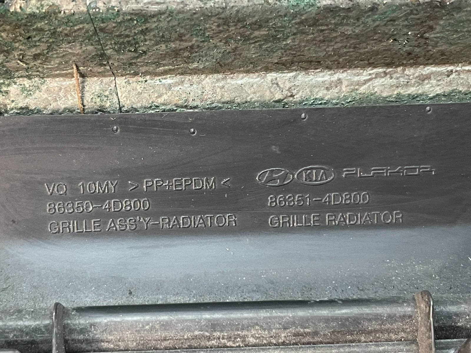 2011 2012 Kia Sedona Front Upper Grill Grille AD8389 DG4