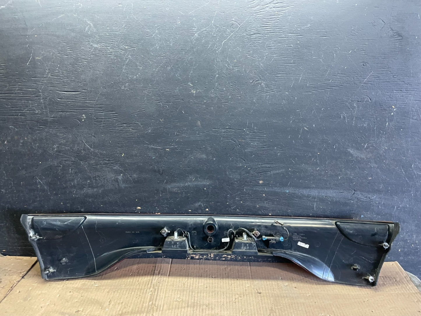 2001 to 2002 Saturn SC1 Trunk Rear Center Tail Light Panel OEM r5363 DG4