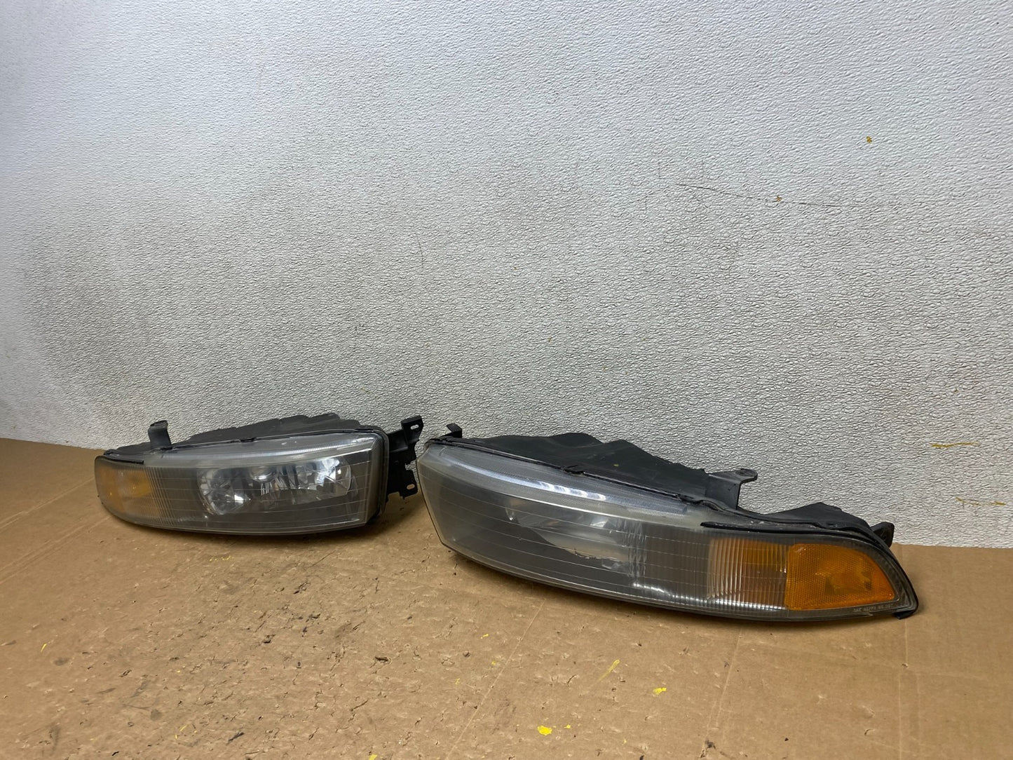 2002 to 2003 Mitsubishi Galant Left+Right Side Headlights V5990 DW1