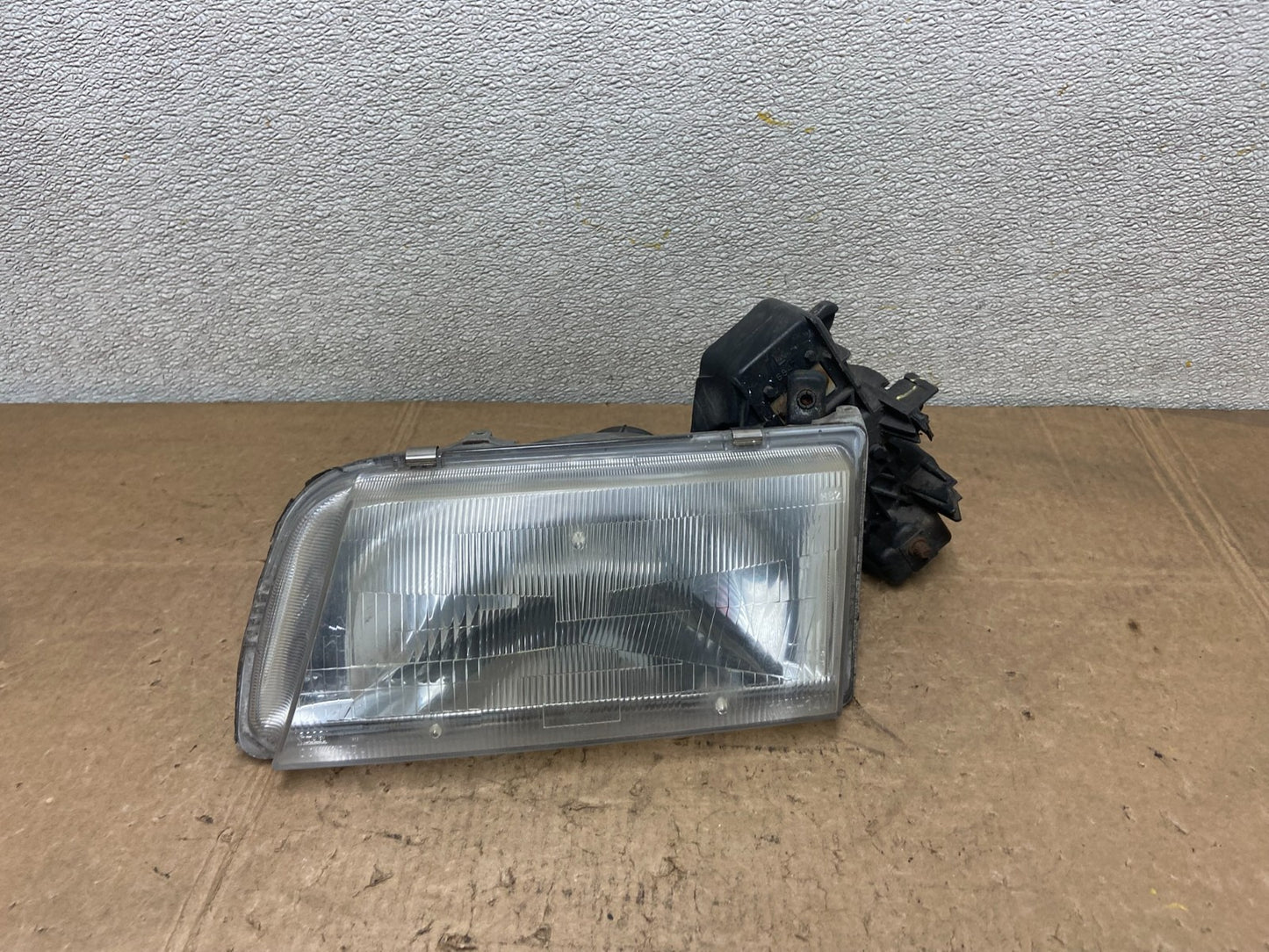 1996 to 1998 Mazda MPV Left Driver LH Headlight OEM Y6895 DW0