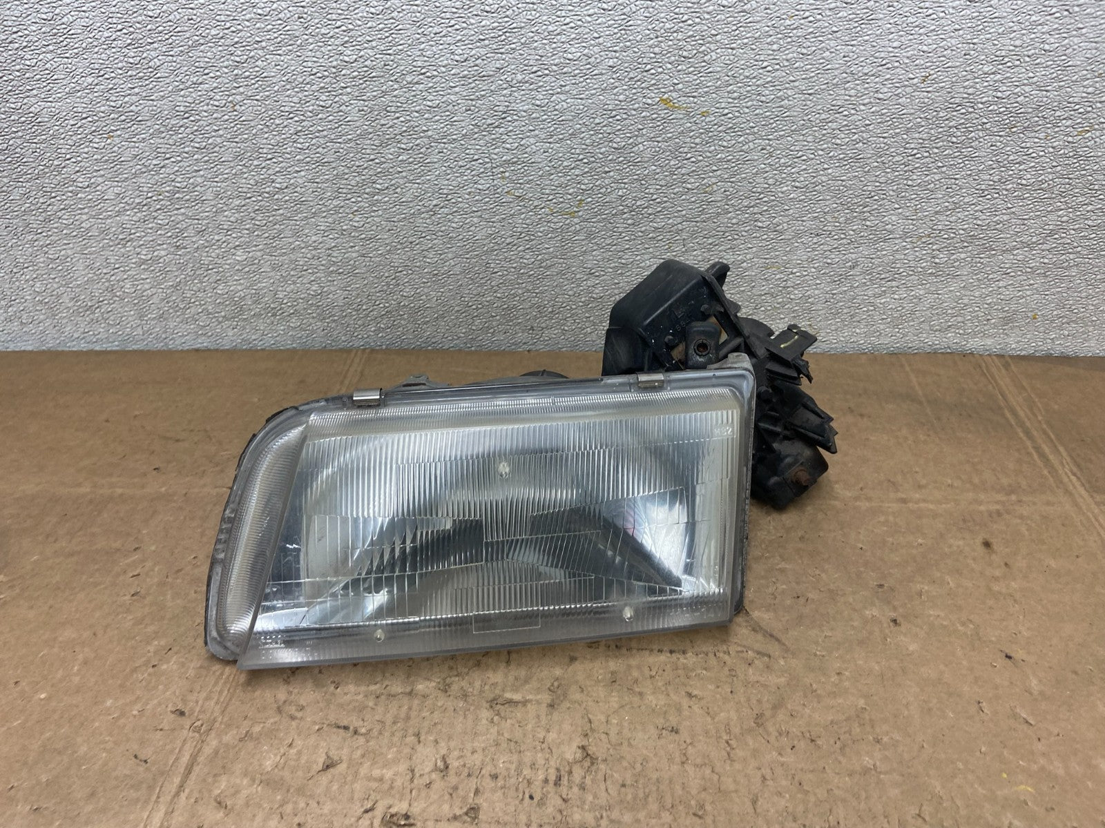 1996 to 1998 Mazda MPV Left Driver LH Headlight OEM Y6895 DW0