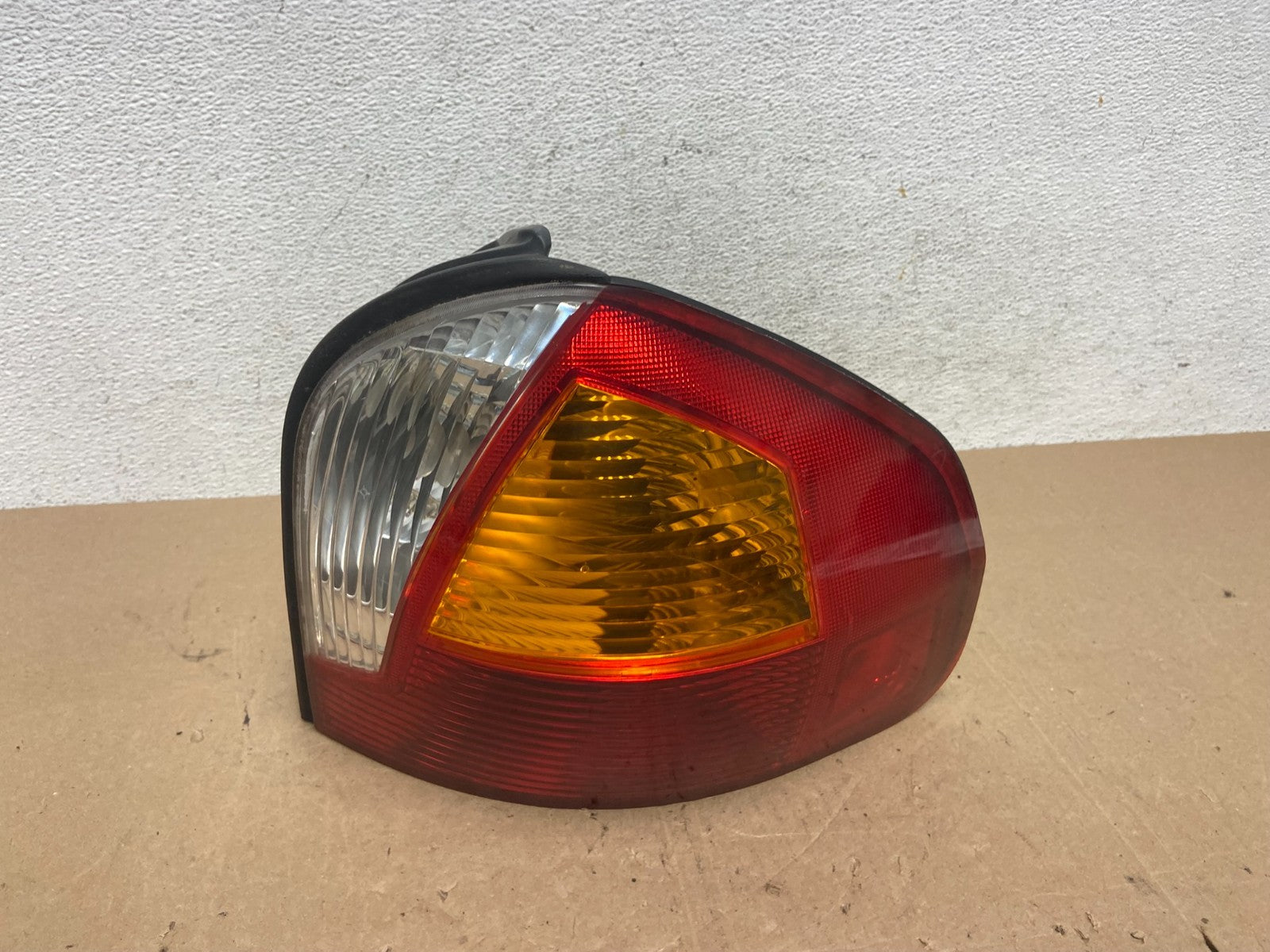 2001 2002 2003 2004 Hyundai Santa Fe Right Passenger Rh Tail Light AE5998 DW0