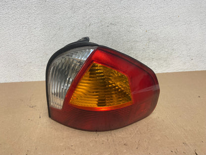 2001 2002 2003 2004 Hyundai Santa Fe Right Passenger Rh Tail Light AE5998 DW0