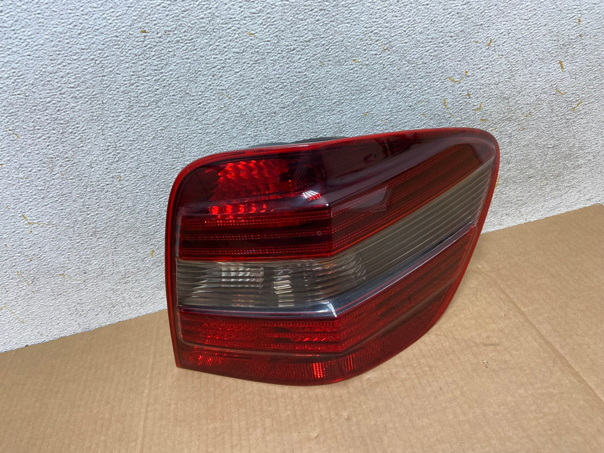 2009 to 2011 Mercedes ML350 ML-Class Right Passenger RH Tail Light AI5688 LK0