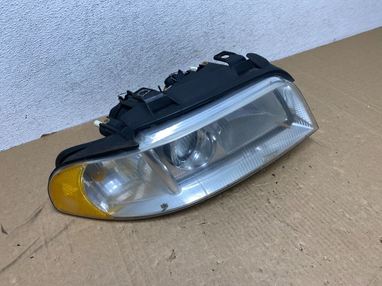 1999 to 2002 Audi A4 Passenger Right Side Headlight AG0491 DW2