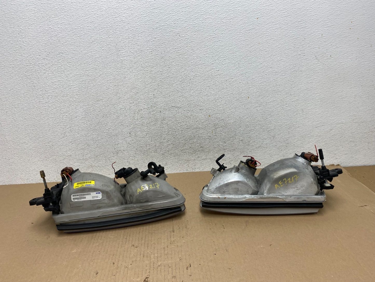 2000 to 2001 Toyota Camry Front Left+Right Side Headlights AE7217 DW8