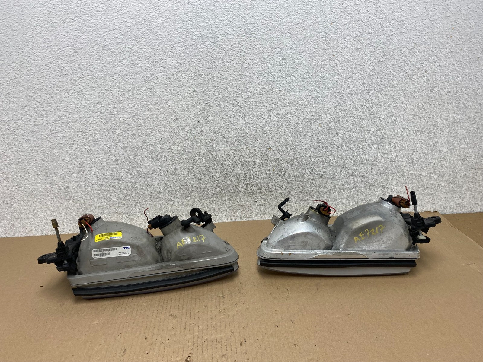 2000 to 2001 Toyota Camry Front Left+Right Side Headlights AE7217 DW8