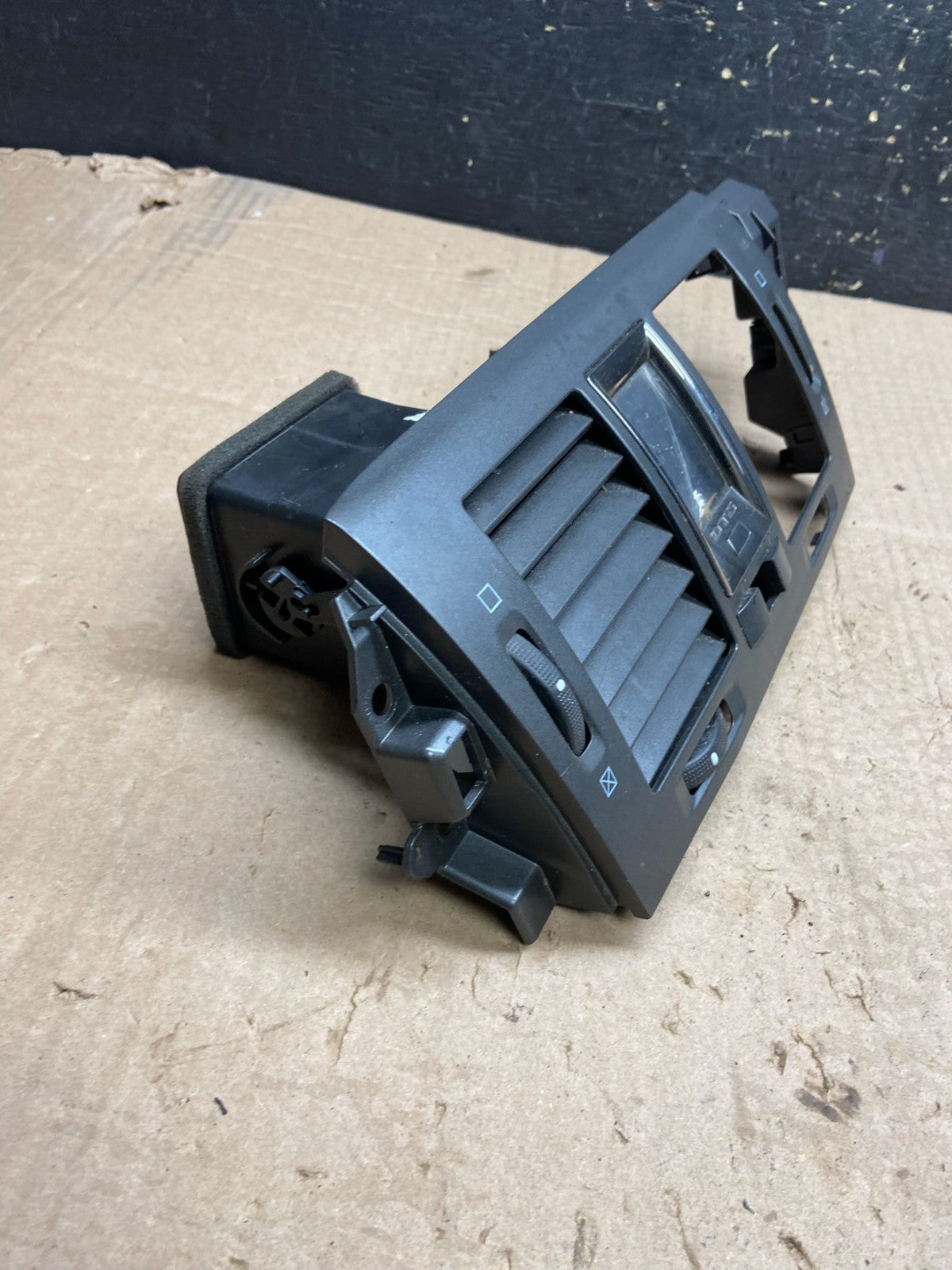 2006 to 2011 Cadillac DTS Dash Center Air Vent Heater Bezel OEM z0248 DG2
