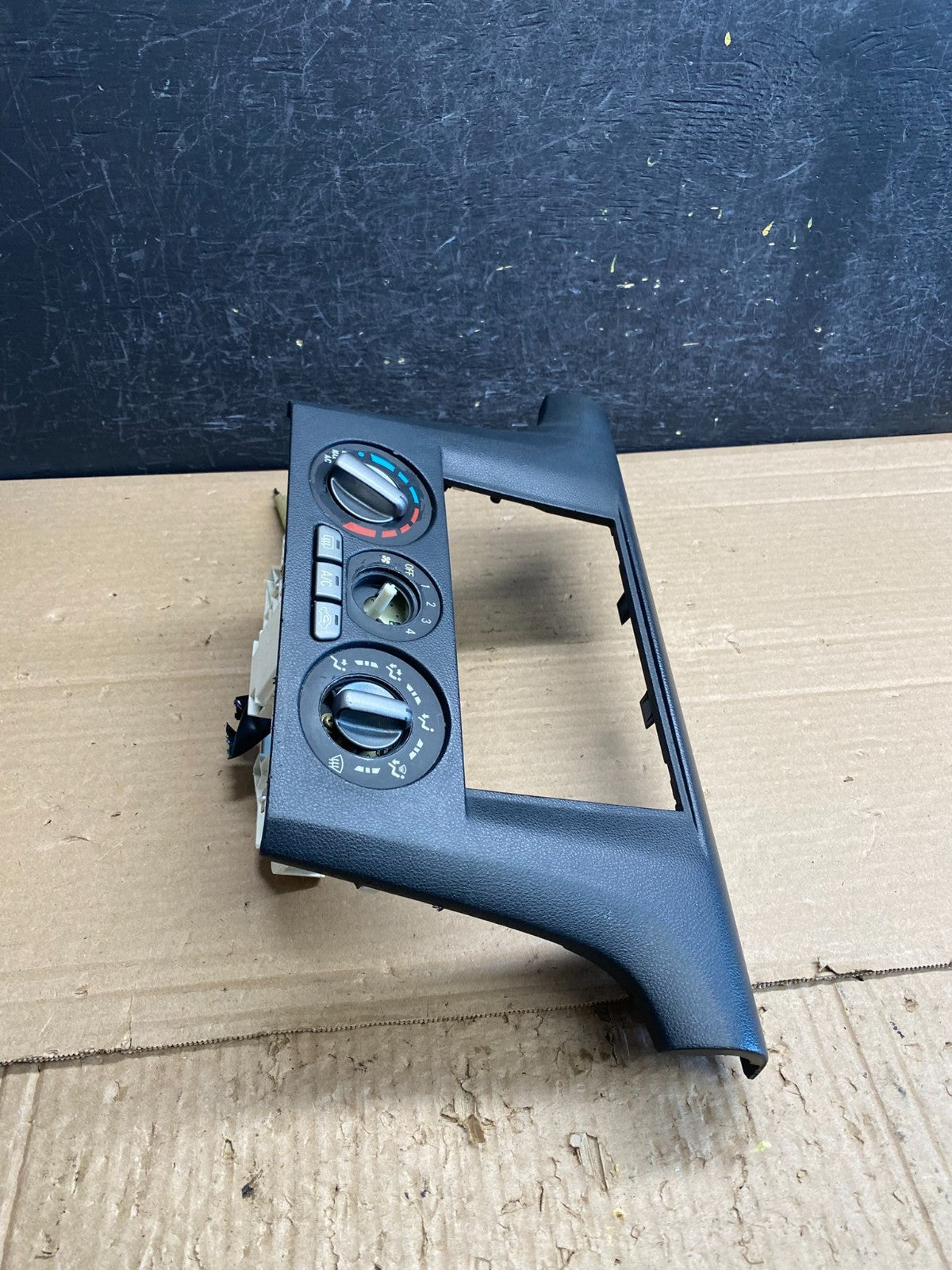 2003-2006 Mitsubishi Outlander Radio Climate Temperature Control Bezel AG0152 DG2