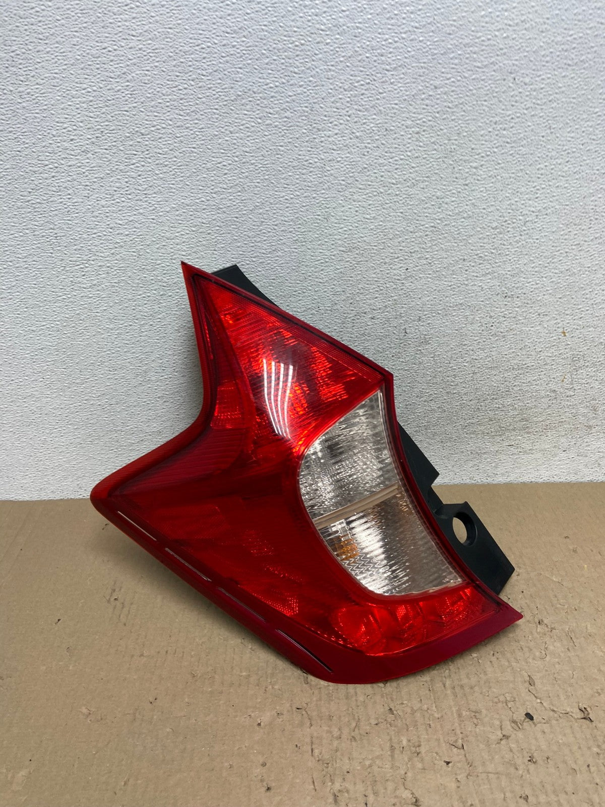2014 - 2019 Nissan Versa Note Hatchback Left Driver LH Tail Light AE9799 LK2