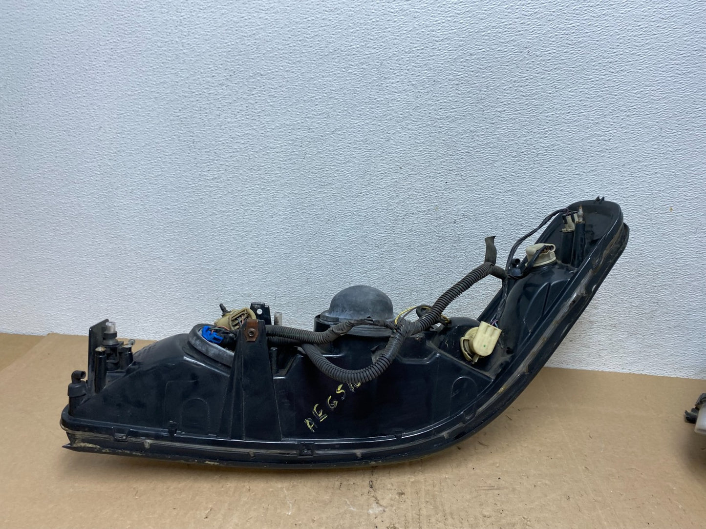 1998 to 2004 Cadillac Seville Right Passenger RH Side Headlight AE6510 DG7
