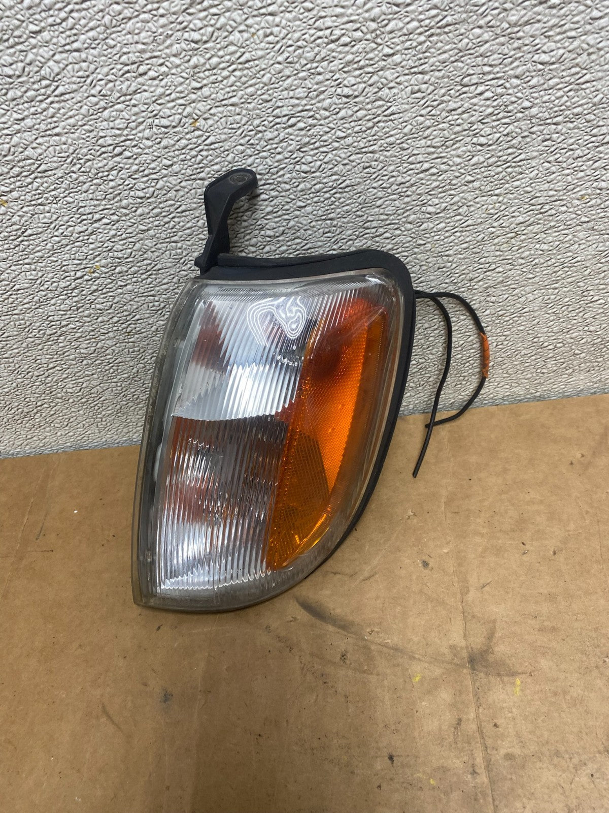 1998 - 2000 Nissan Frontier Front Left Driver Turn Signal Aftermarket X4680 DG0