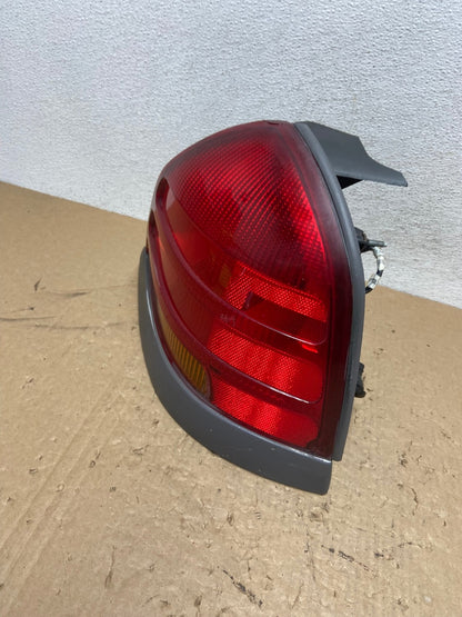 1998-2003 Ford Crown Victoria Right Passenger Rh Side Tail Light AG1276 LK1