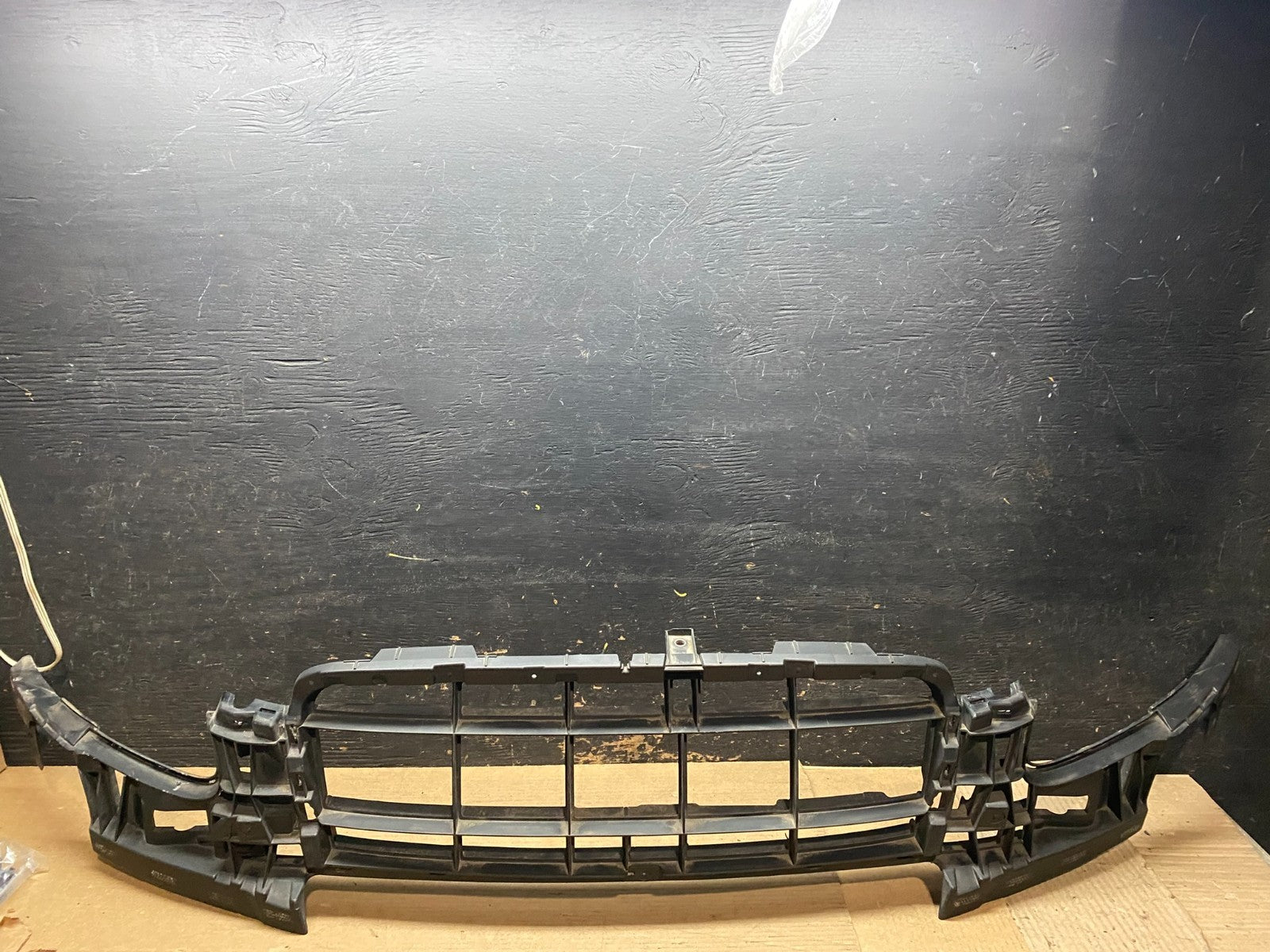 2009 2010 2011 Audi A6 Front Bumper Grille Bracket Retainer V7003 DG0