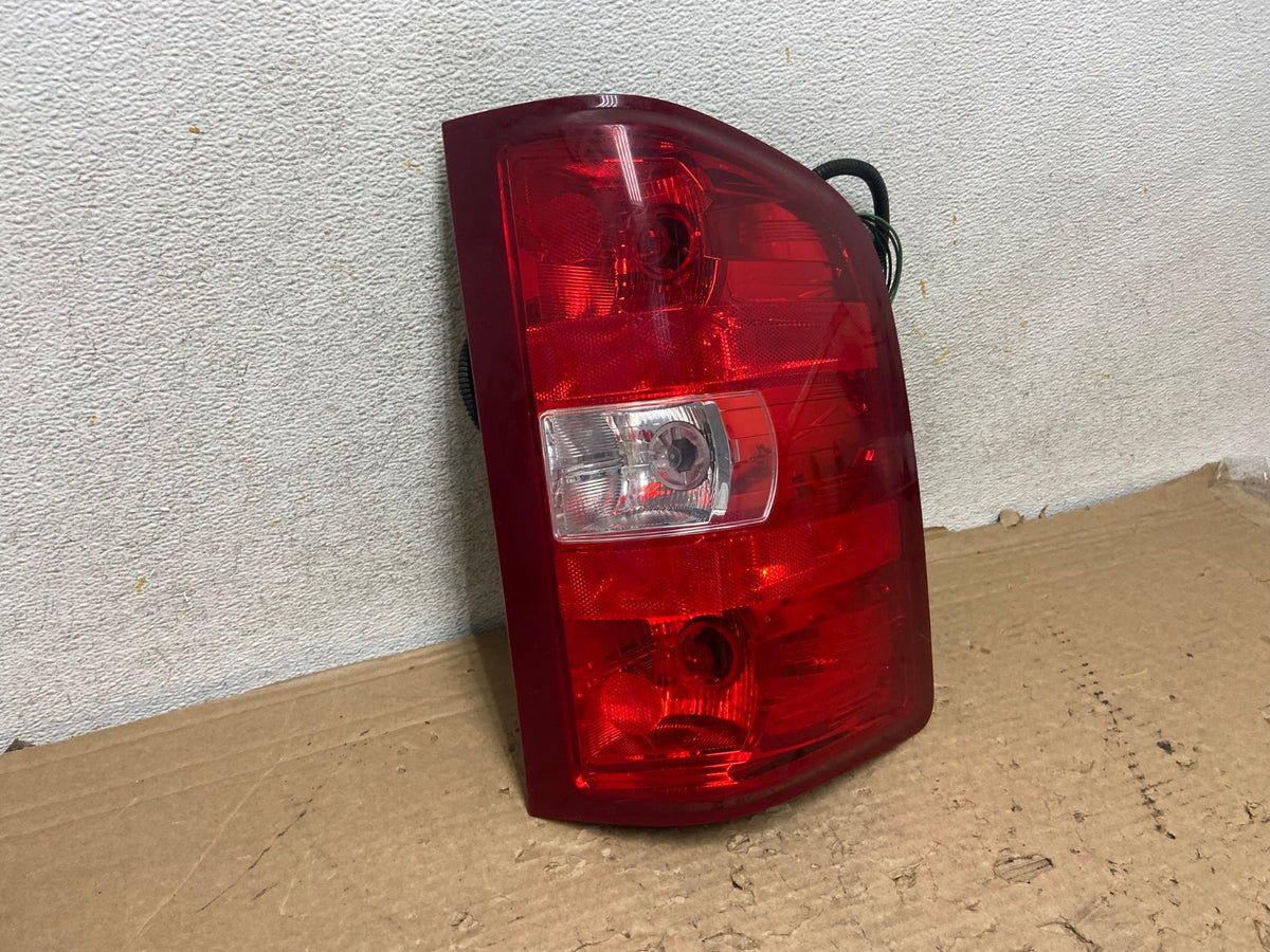 2007 to 2013 Chevrolet Silverado Right Passenger RH Side Tail Light AH9195 LK1