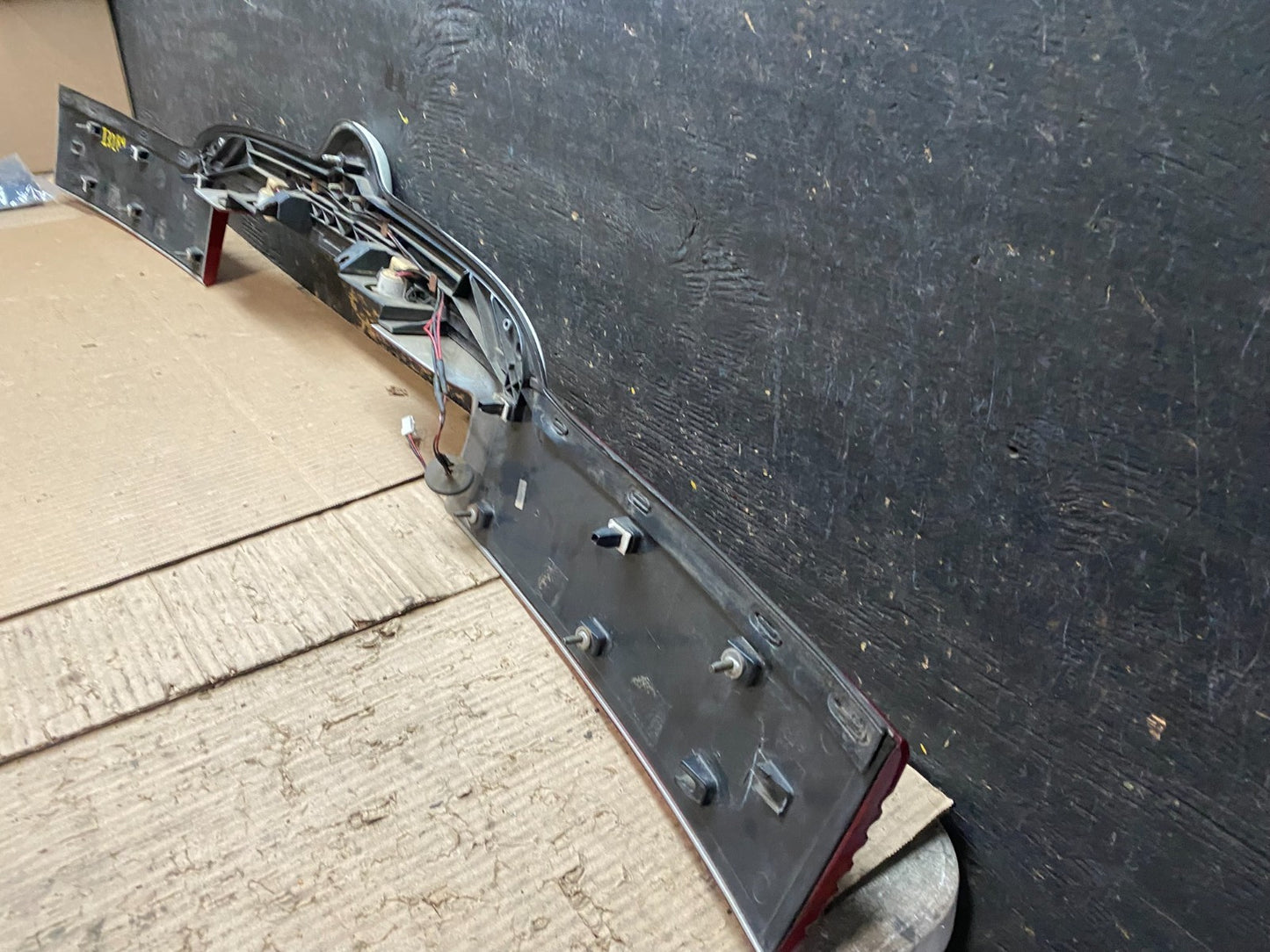 1999 to 2002 Mercury Villager Trunk Lid Center Tail Light  w5728 DG9