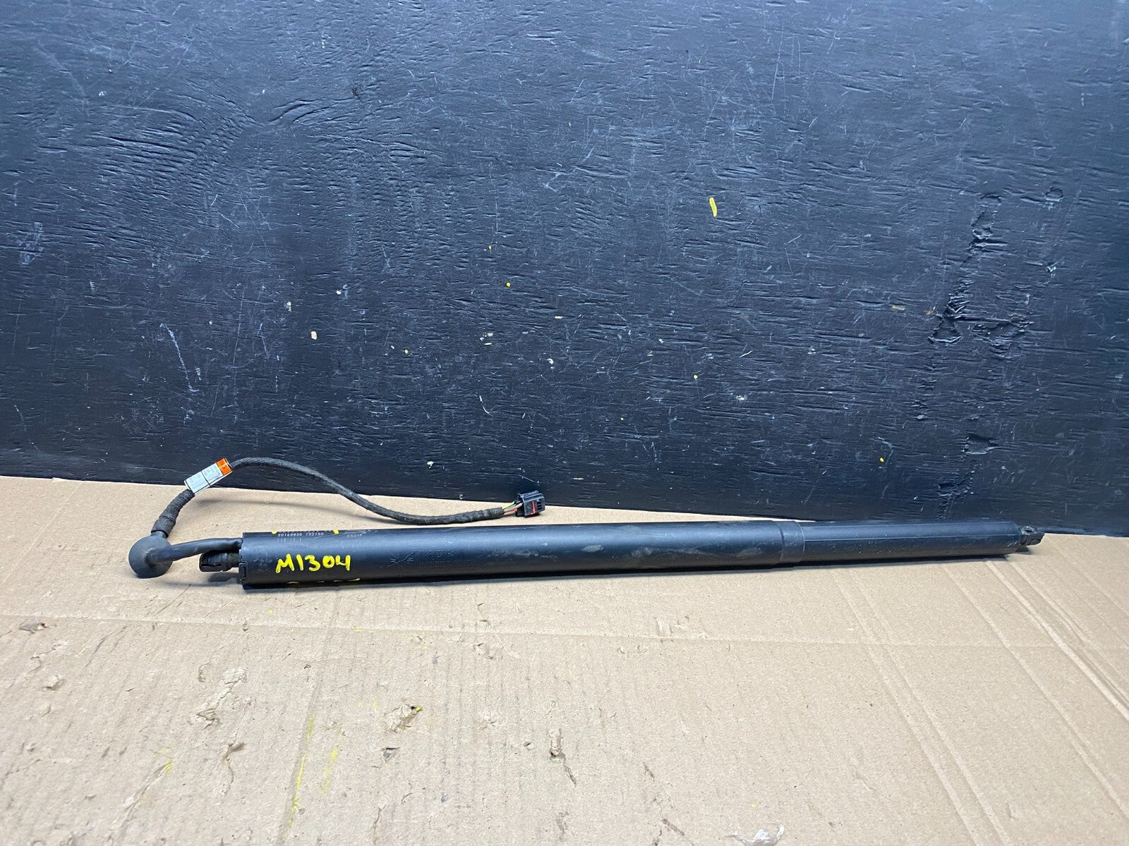 2017 to 2020 Jaguar F-Pace OEM Trunk Lid Spindle Lift Sylinder Strut  M1304 DG0