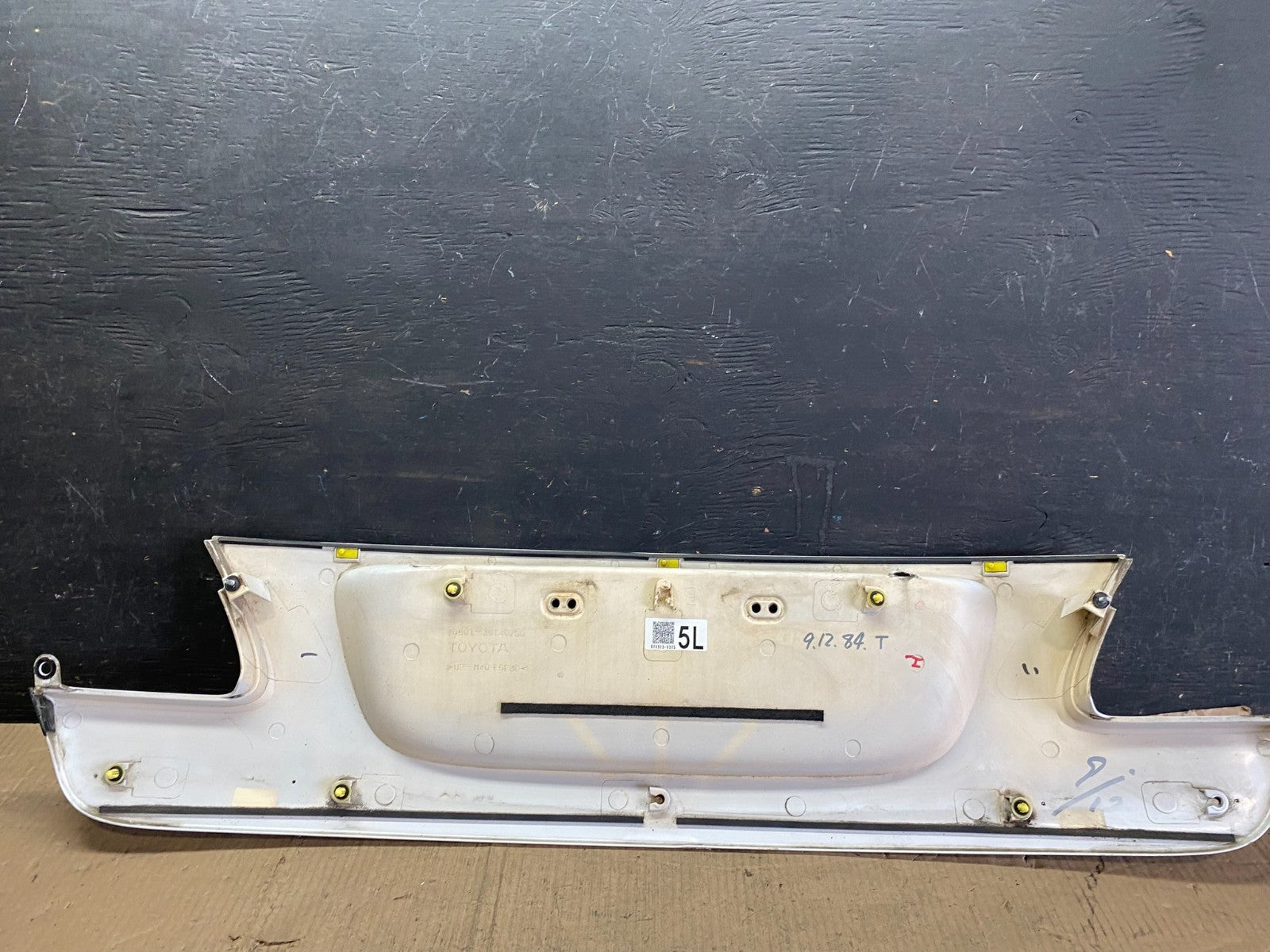 2007-2011 Lexus GS350 Trunk License Plate Trim Panel Cover 76801-30140 p3795 DG10