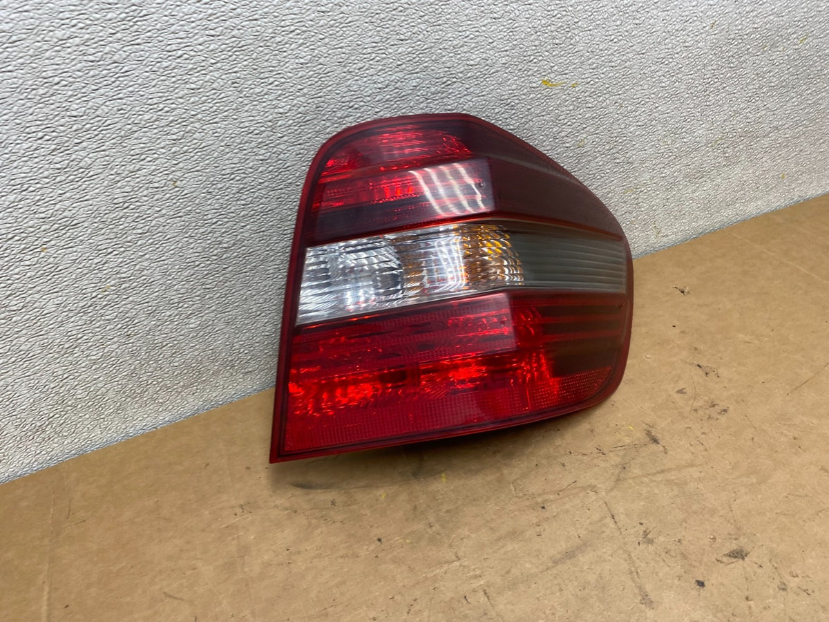 2009 to 2011 Mercedes ML350 ML-Class Right Passenger RH Tail Light X4792 DW2