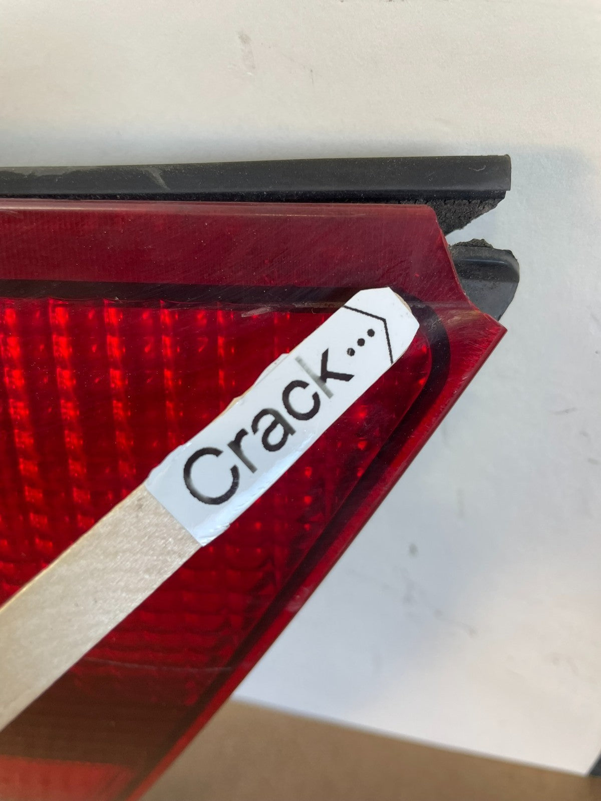 2003 2004 2005 Mercury Grand Marquis Trunk Lid Center Tail Light AH0086 DG3