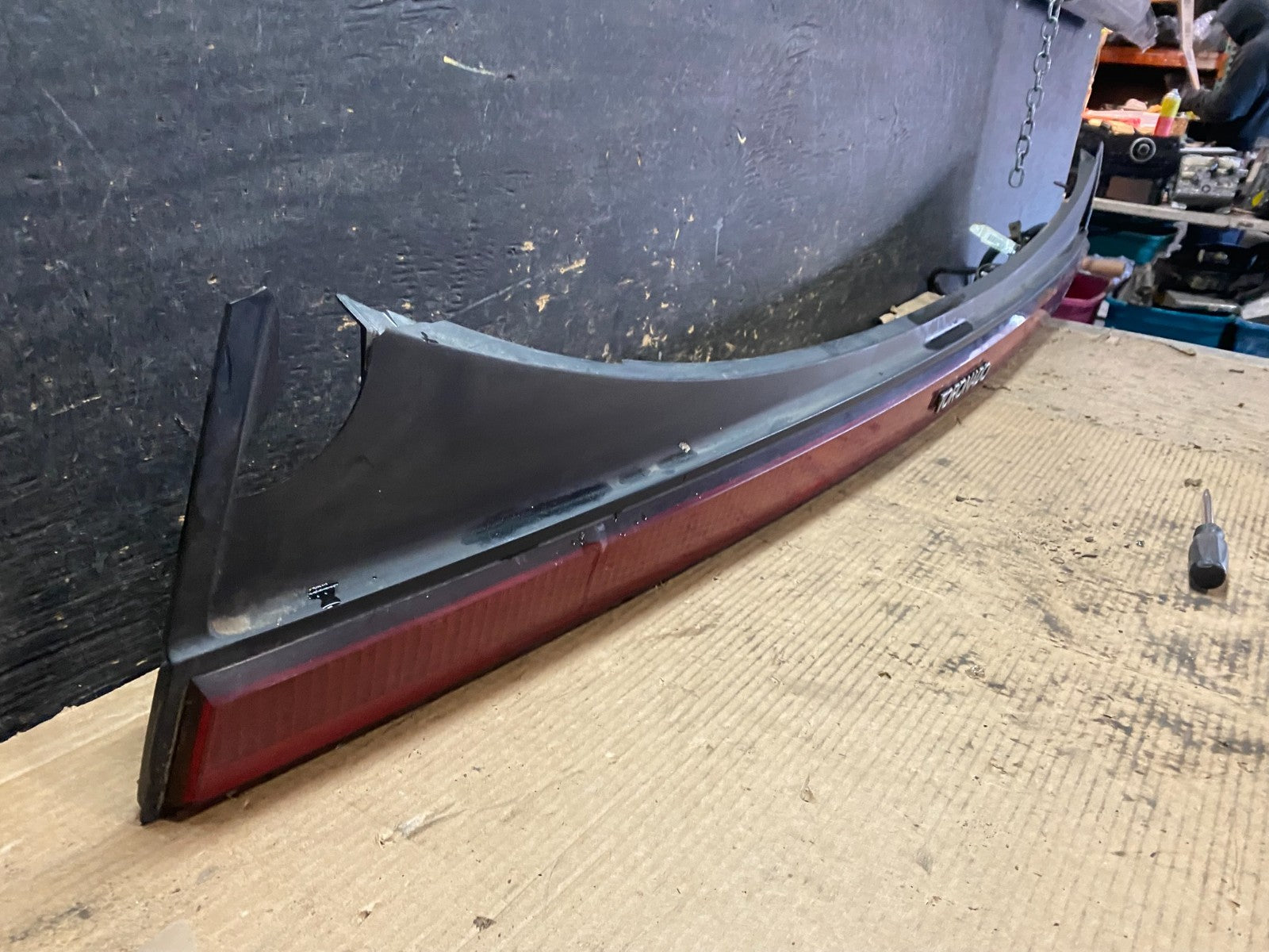 1986 to 1989 Oldsmobile Toronado Rear Center Tail Light Panel OEM V9578 PS2