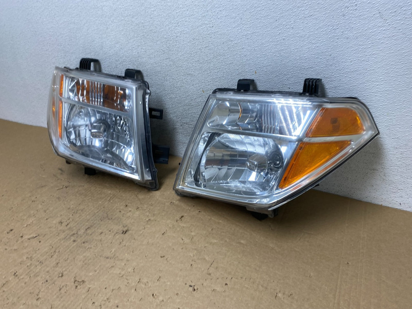 2005 2006 2007 Nissan Pathfinder Halogen Headlights Left+Right AF8078 DW1