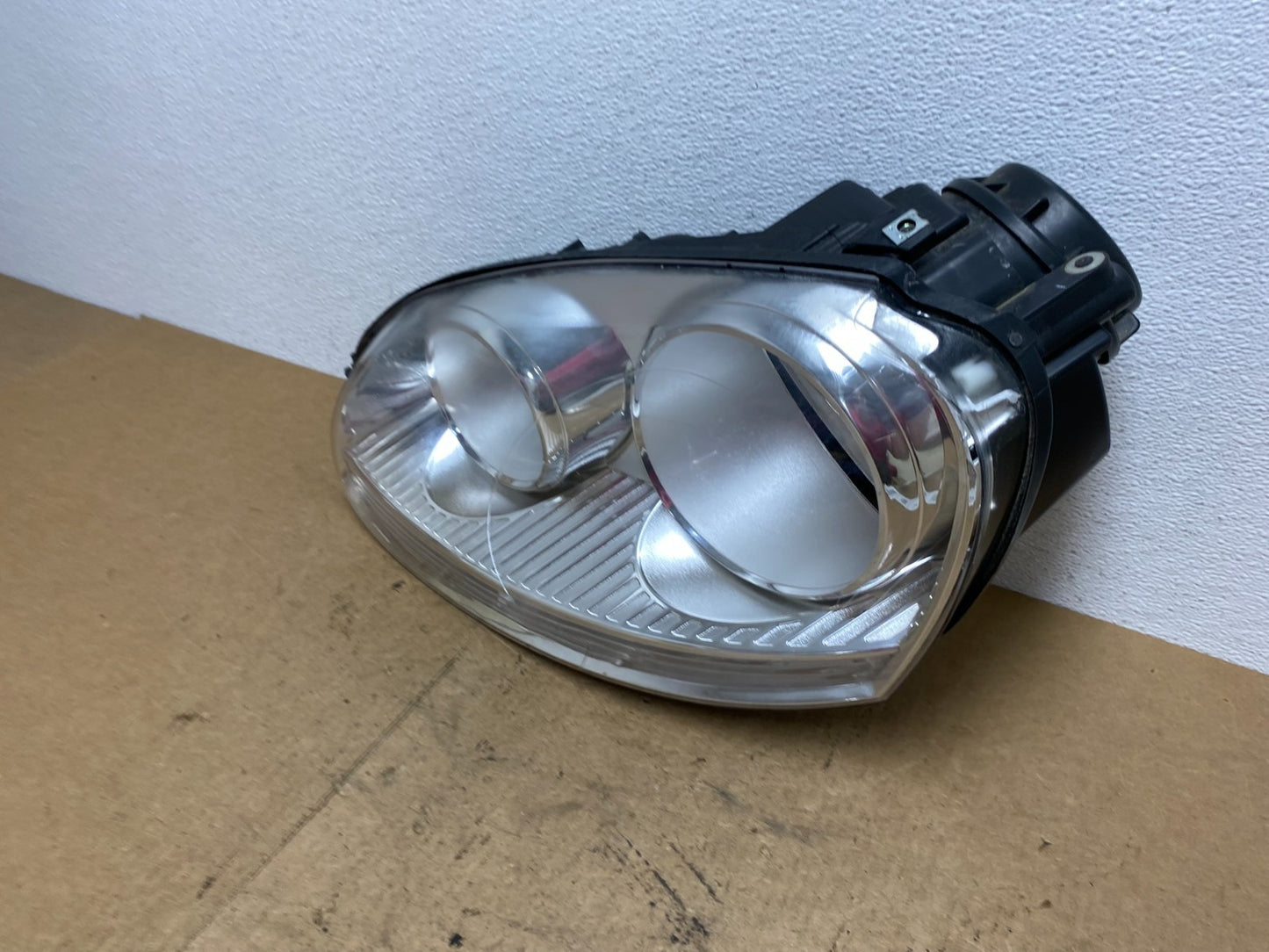 2005 to 2010 Volkswagen Jetta Left Driver LH Side Headlight Halogen AD2424 DW1