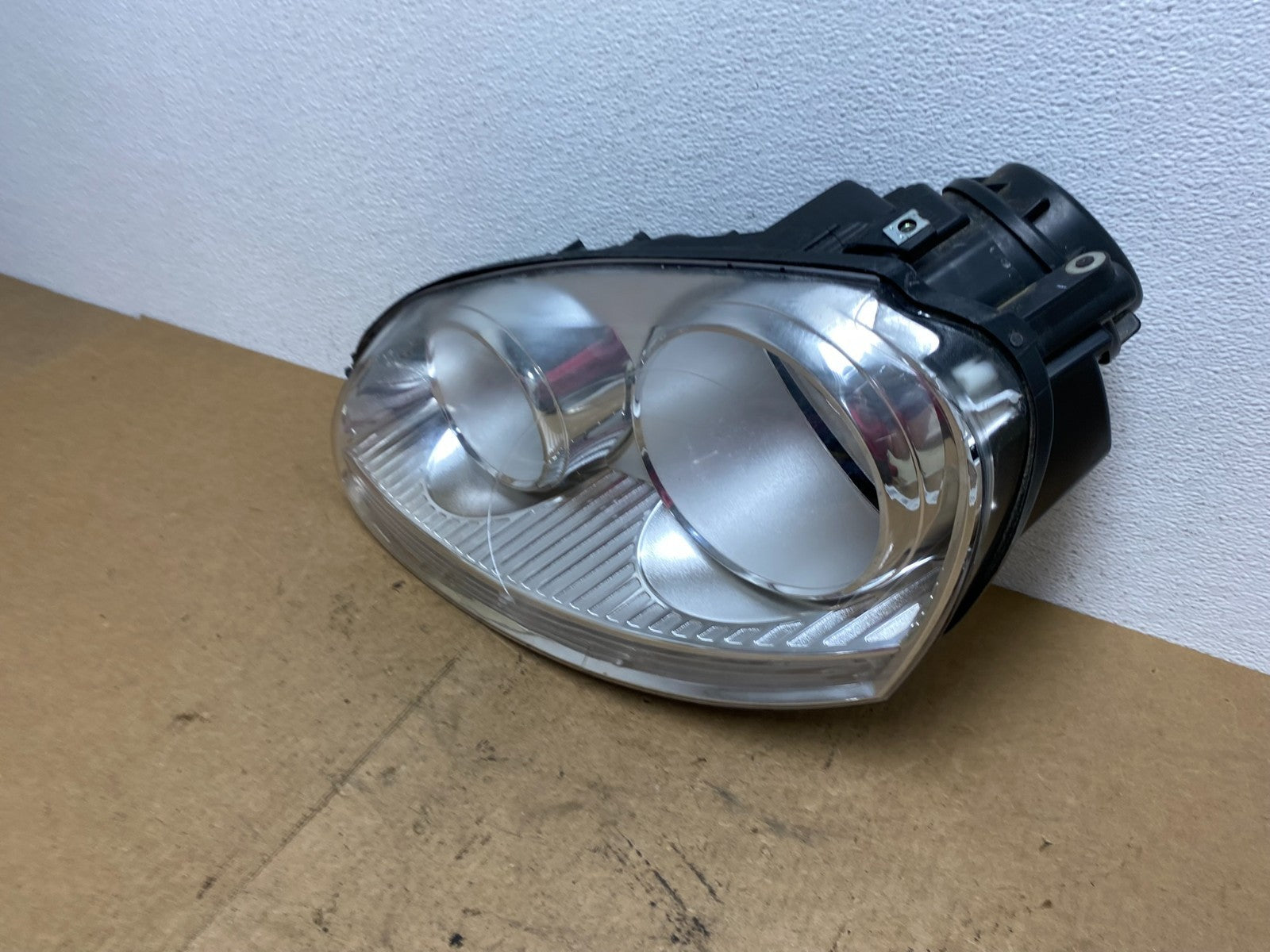 2005 to 2010 Volkswagen Jetta Left Driver LH Side Headlight Halogen AD2424 DW1