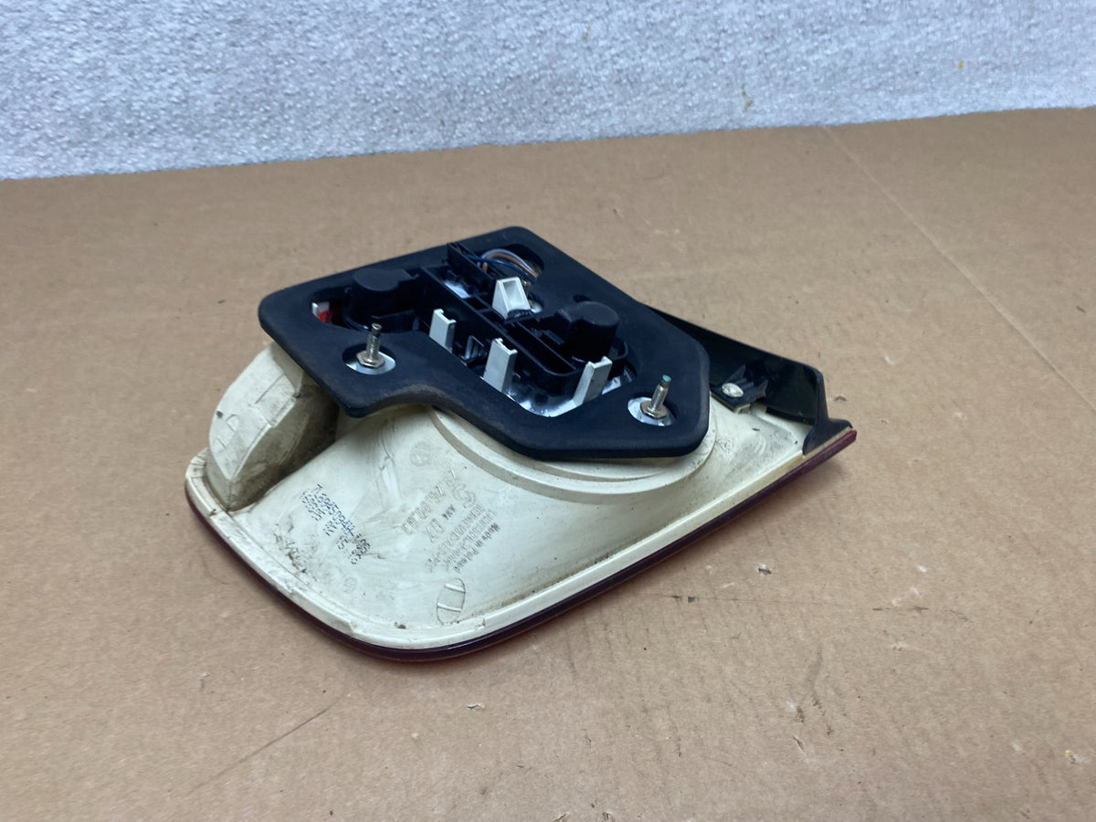 2004-2007 Volkswagen Touareg Right Passenger Rh Side Inner Tail Light V47836