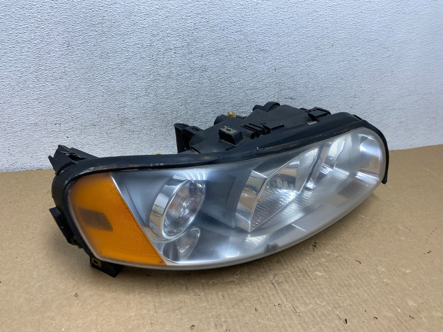2005 to 2007 Volvo XC70 V70 Right Passenger RH Headlight AF7383 DW2