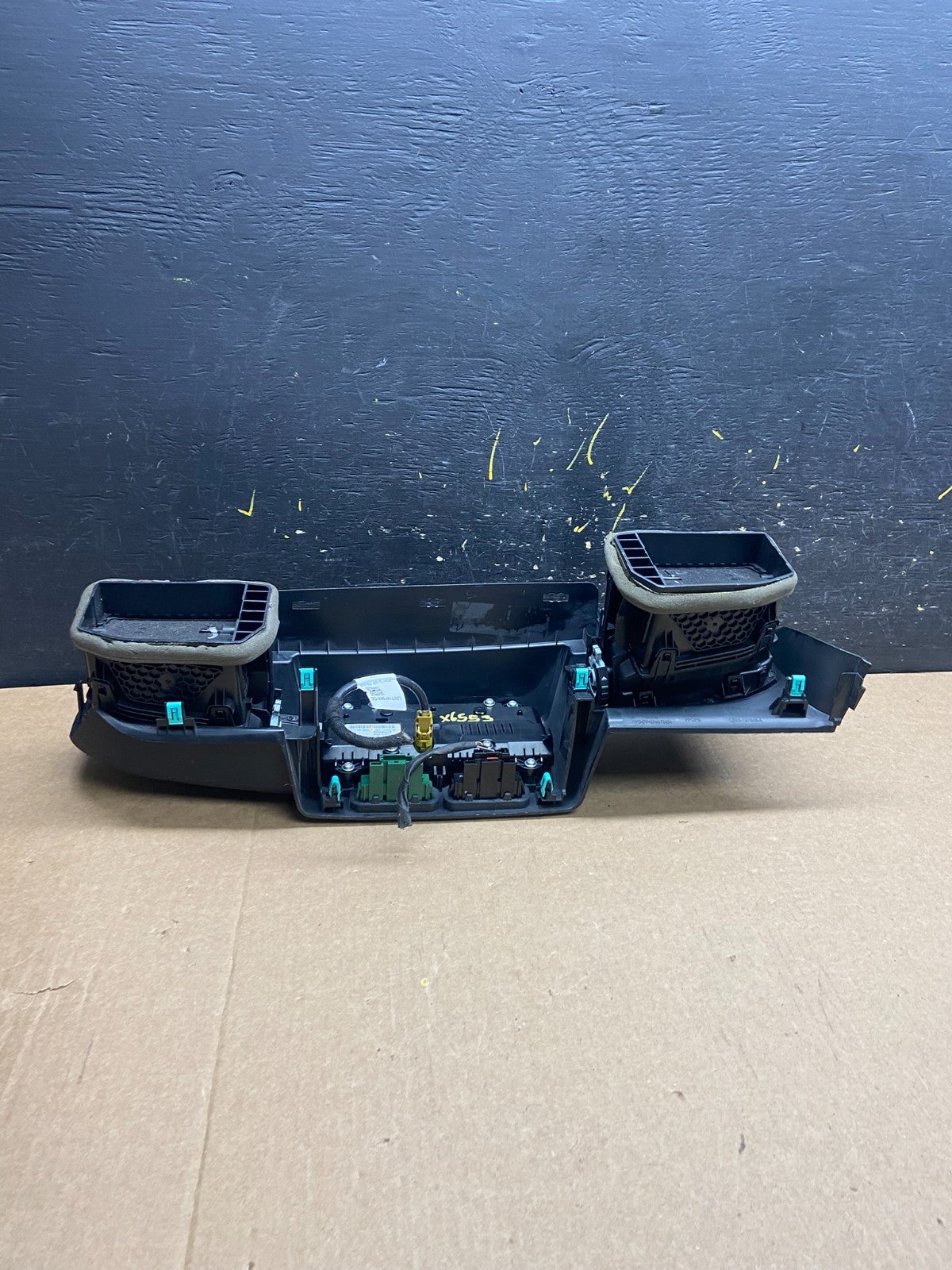 2020 to 2023 Ford  Explorer Console Radio Display Screen Air Vents Oem X6553 DG5