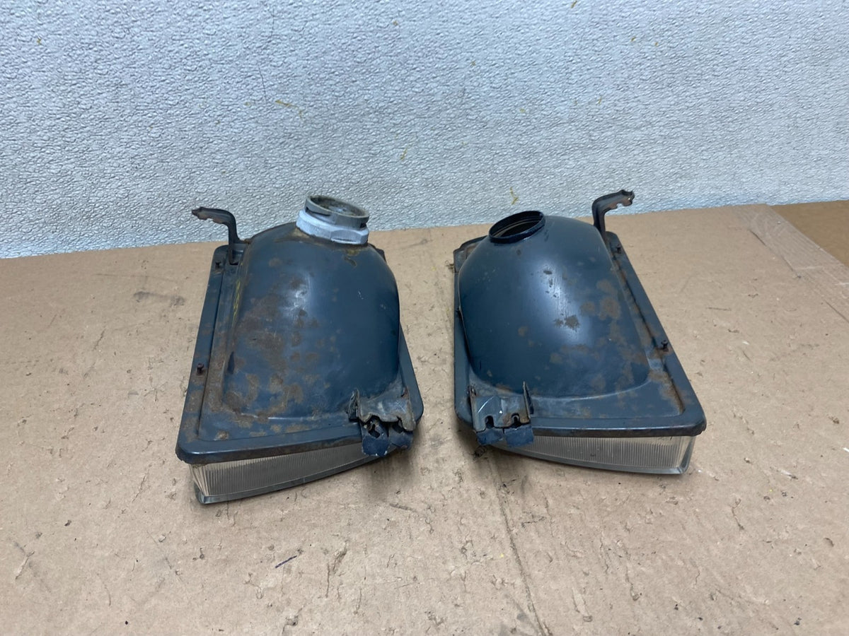 1986 to 1988 Mitsubishi Tredia Left+Right Set Side Headlights S4152 PS5