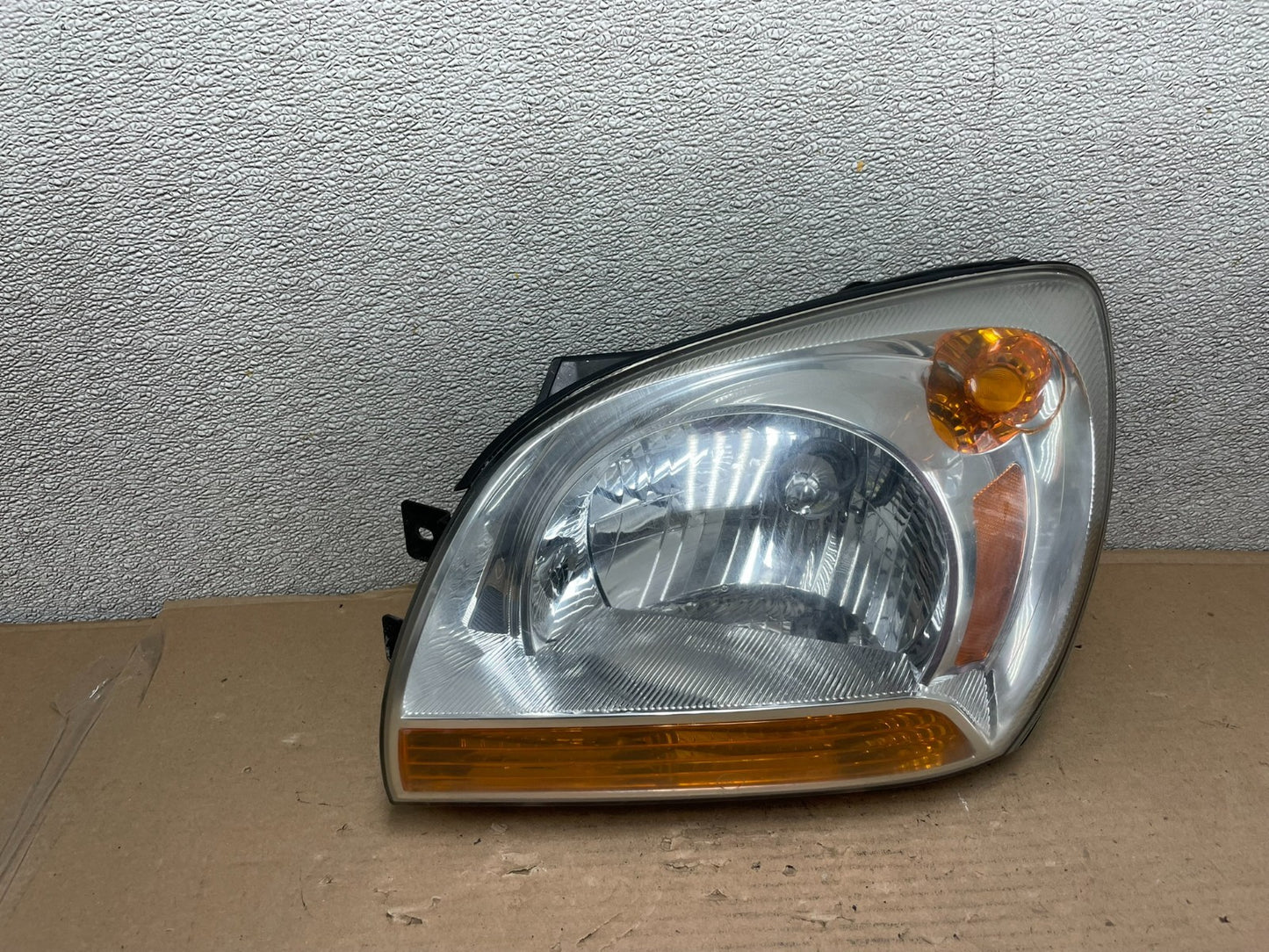 2005 to 2006 Kia Sportage Left Driver LH Halogen Headlight AD1182 DW0