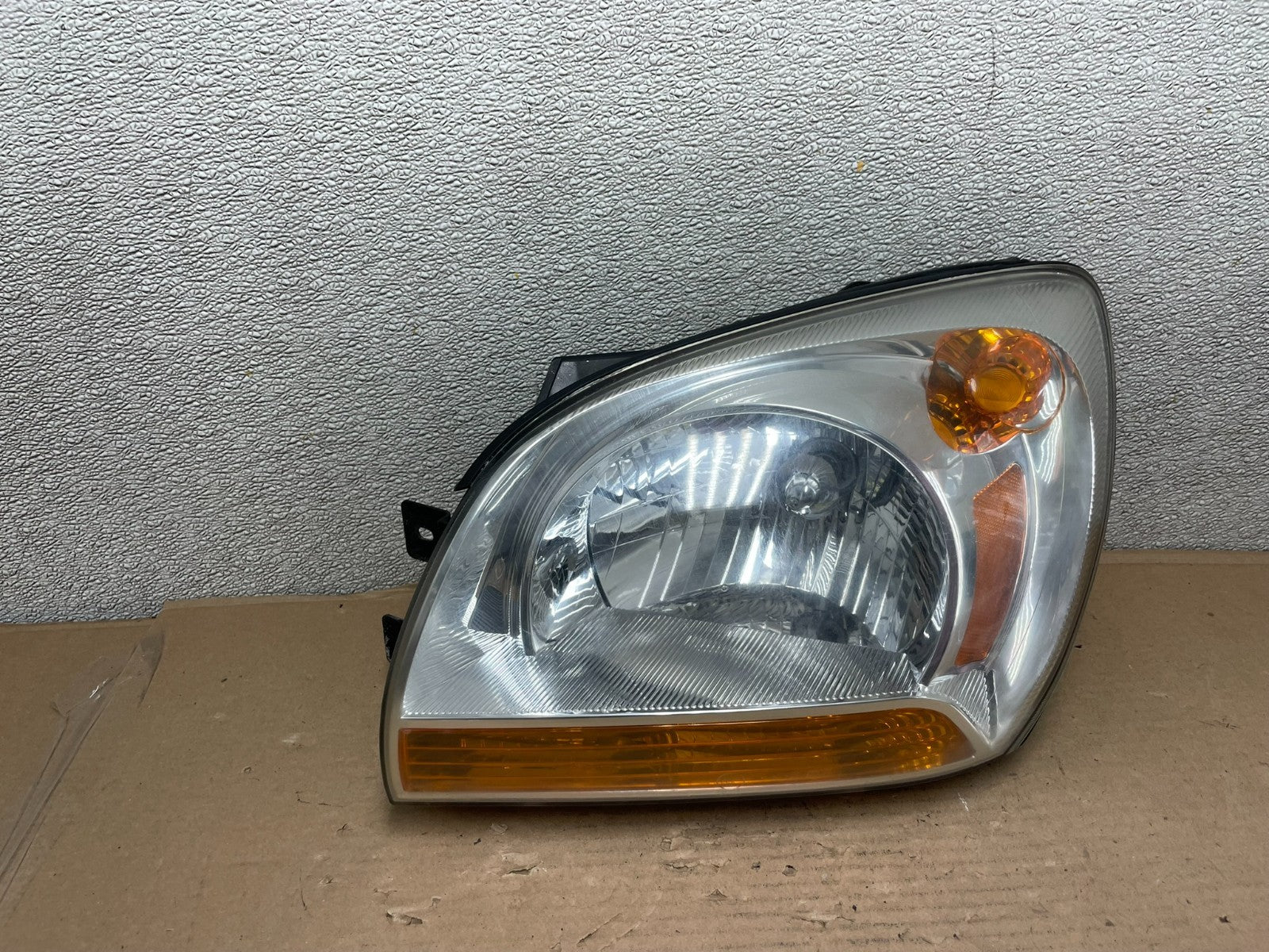 2005 to 2006 Kia Sportage Left Driver LH Halogen Headlight AD1182 DW0