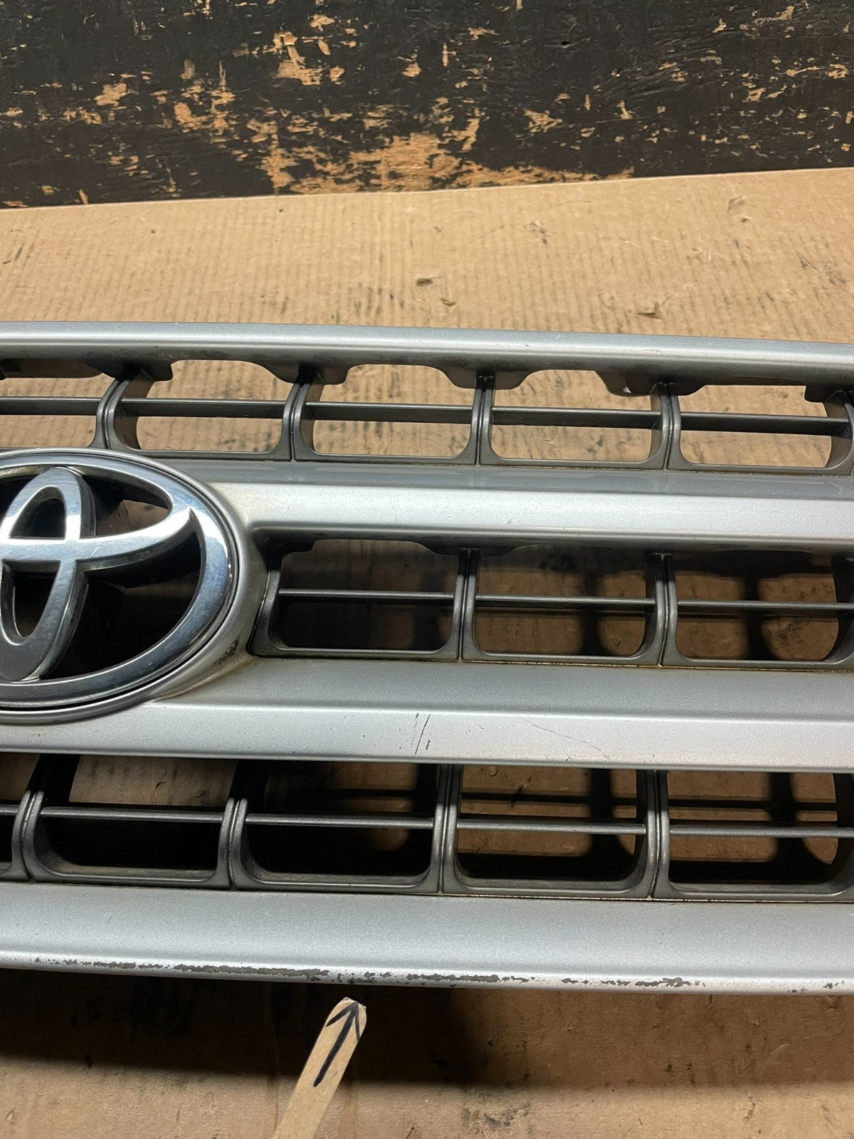 2001 to 2003 Toyota Highlander Front Upper Grille Grill With Emblem OEM Z8085 DG4