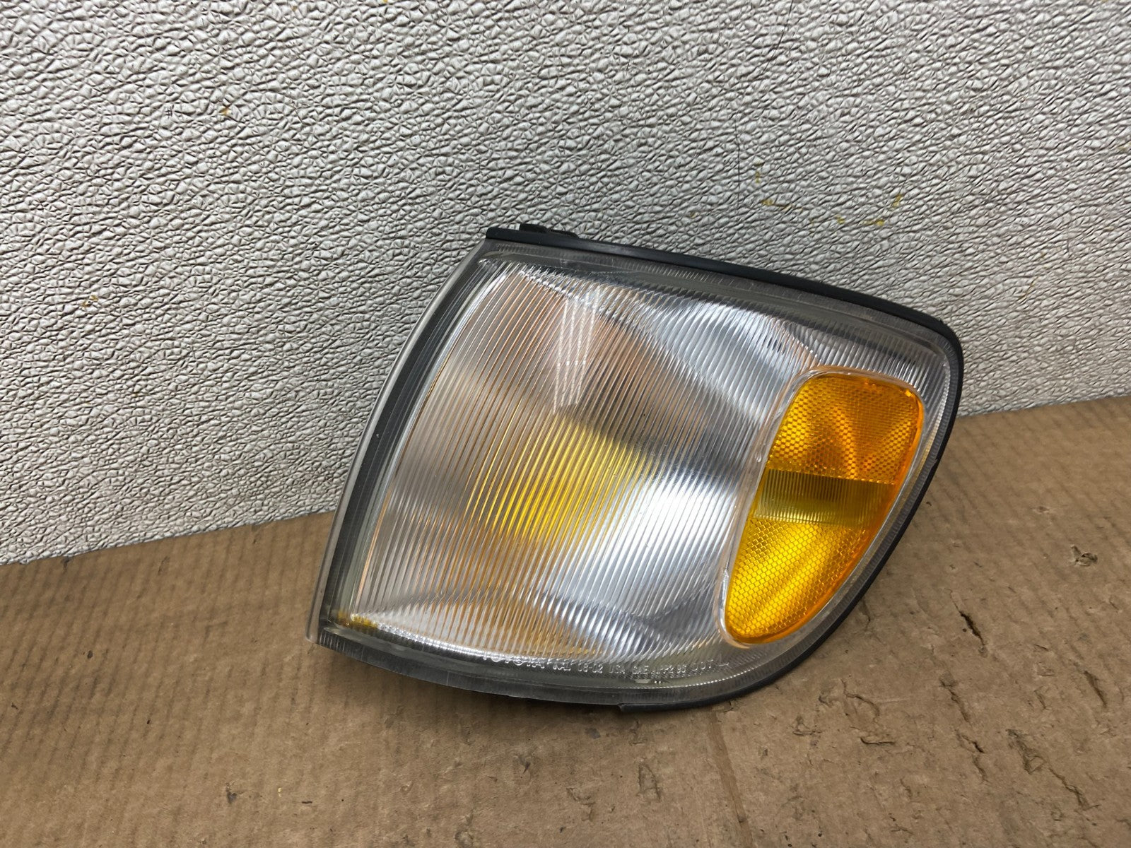 1998 to 2000 Toyota Sienna Left Driver Side Turn Signal Marker Lamp AA7119 DW0