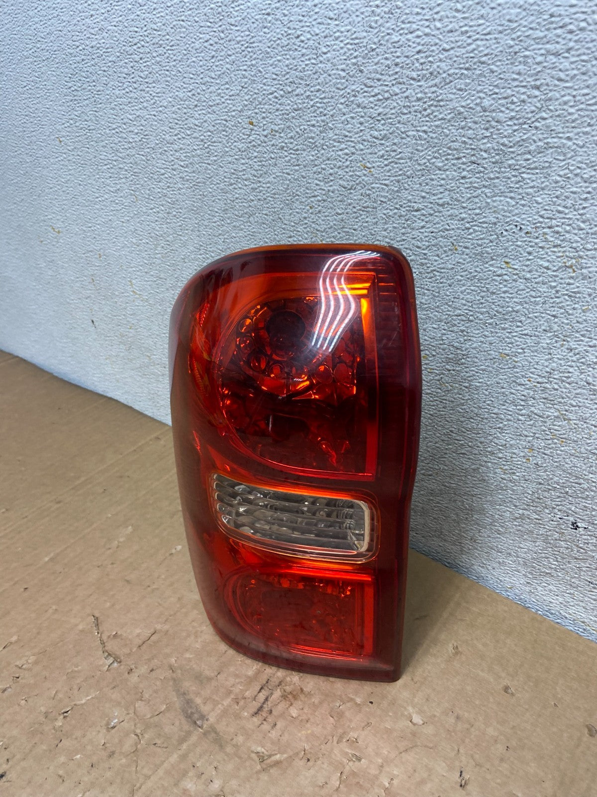 2004 2005 Toyota RAV4 Left Driver LH Side Tail Light AI9030 LK1