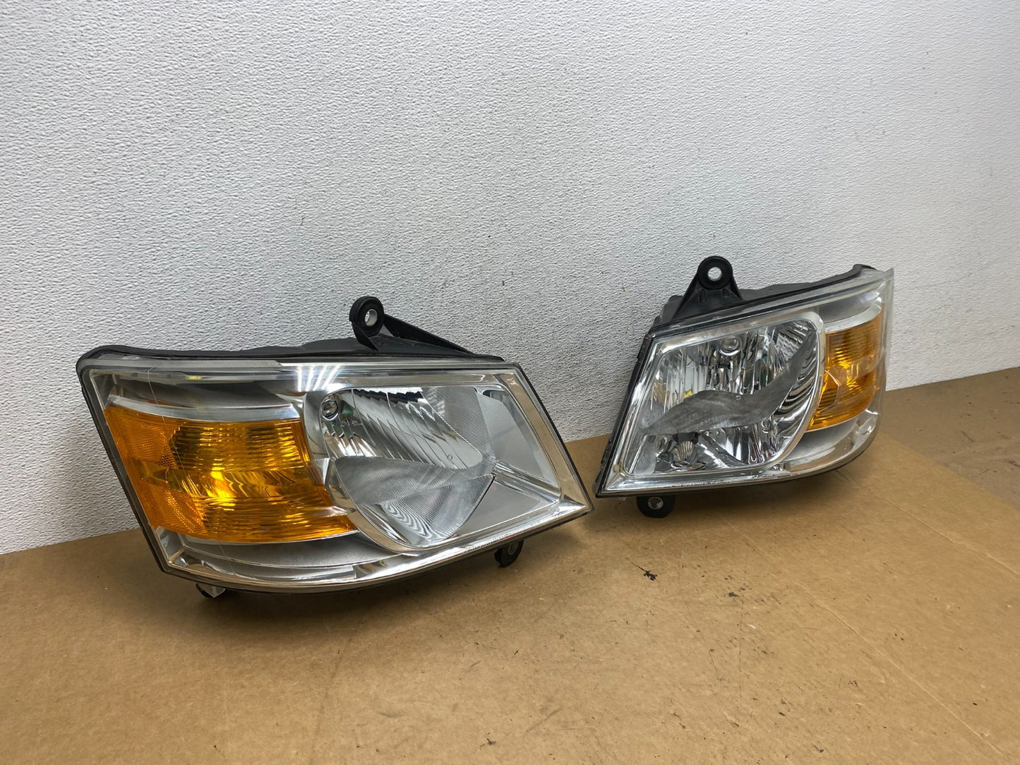 2008 to 2010 Dodge Caravan Left+Right Set Side Halogen Headlights AE3214 DW2