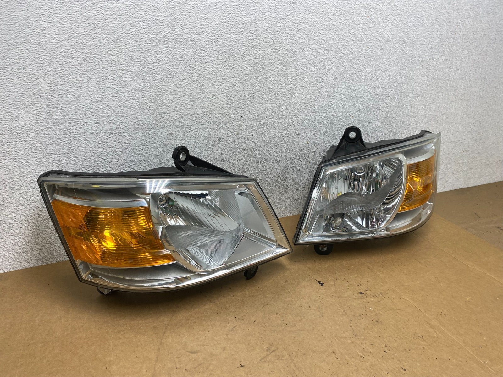 2008 to 2010 Dodge Caravan Left+Right Set Side Halogen Headlights AE3214 DW2