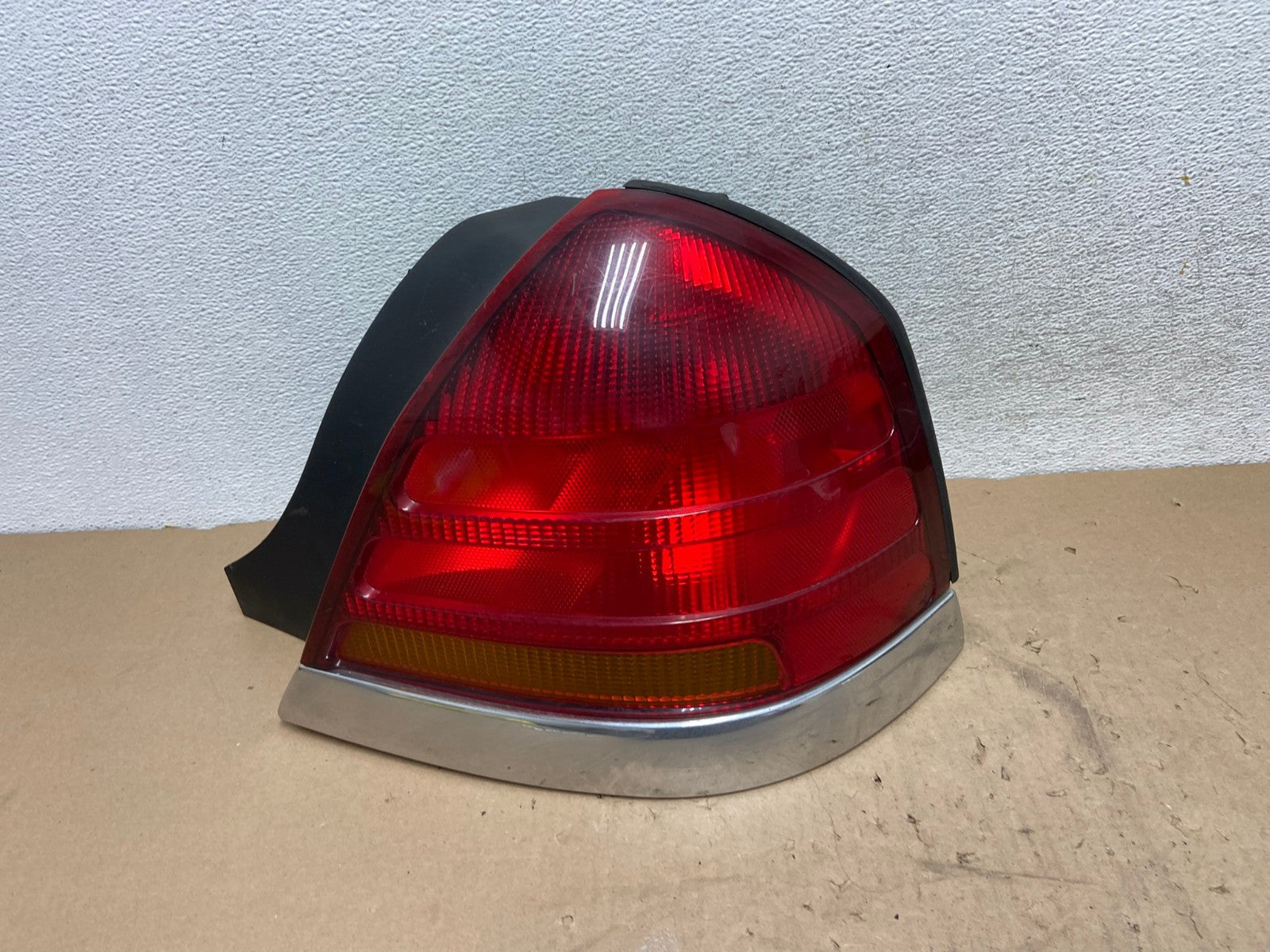 1998-2003 Ford Crown Victoria Right Passenger Rh Side Tail Light AG4218 LK0