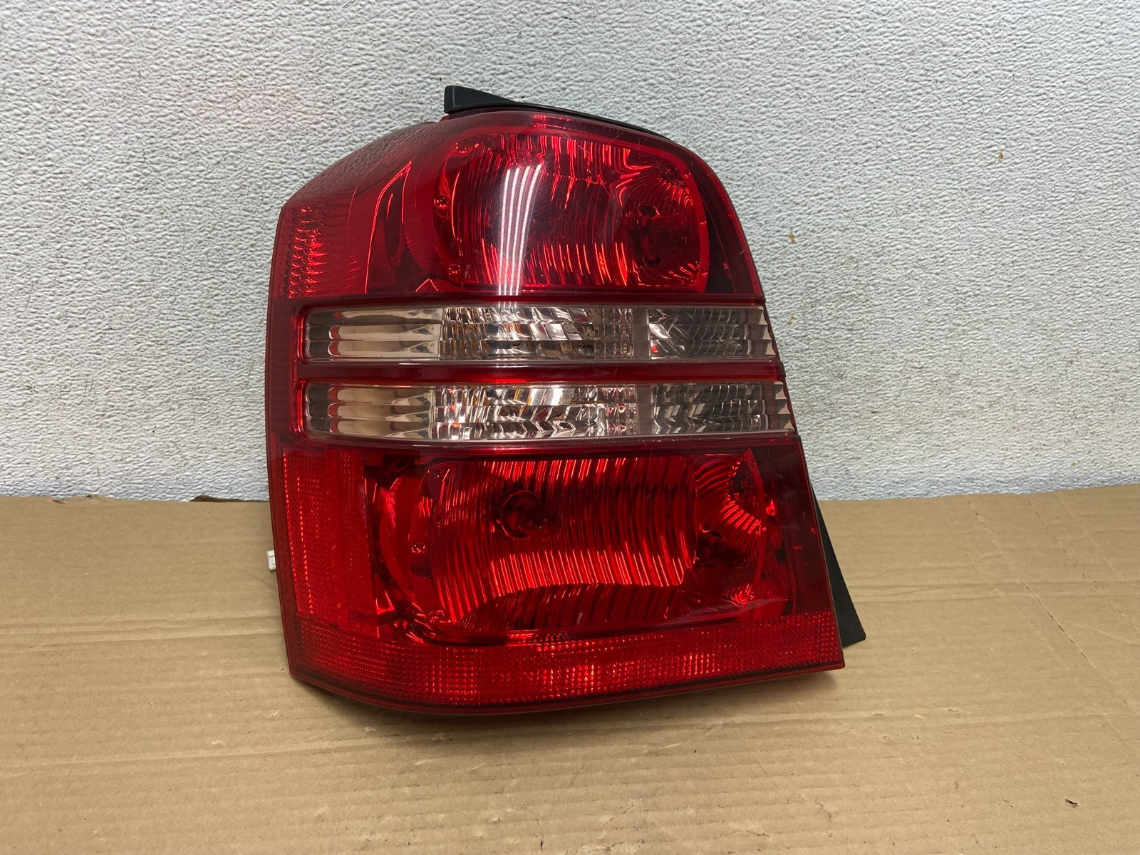 2001 2002 2003 Toyota Highlander Left Driver LH Tail Light AG8912 DW0