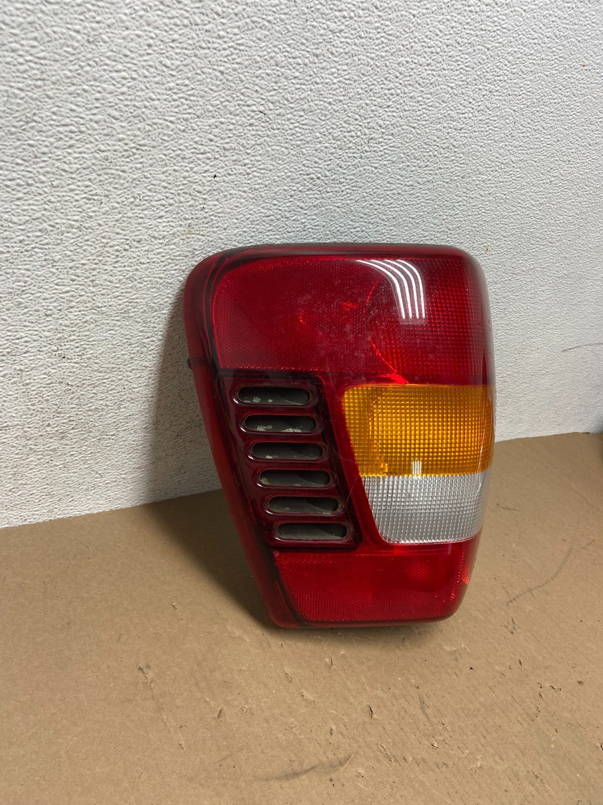1999 - 2004 Jeep Grand Cherokee WJ Left Driver Lh Tail Light AD6481 DW2