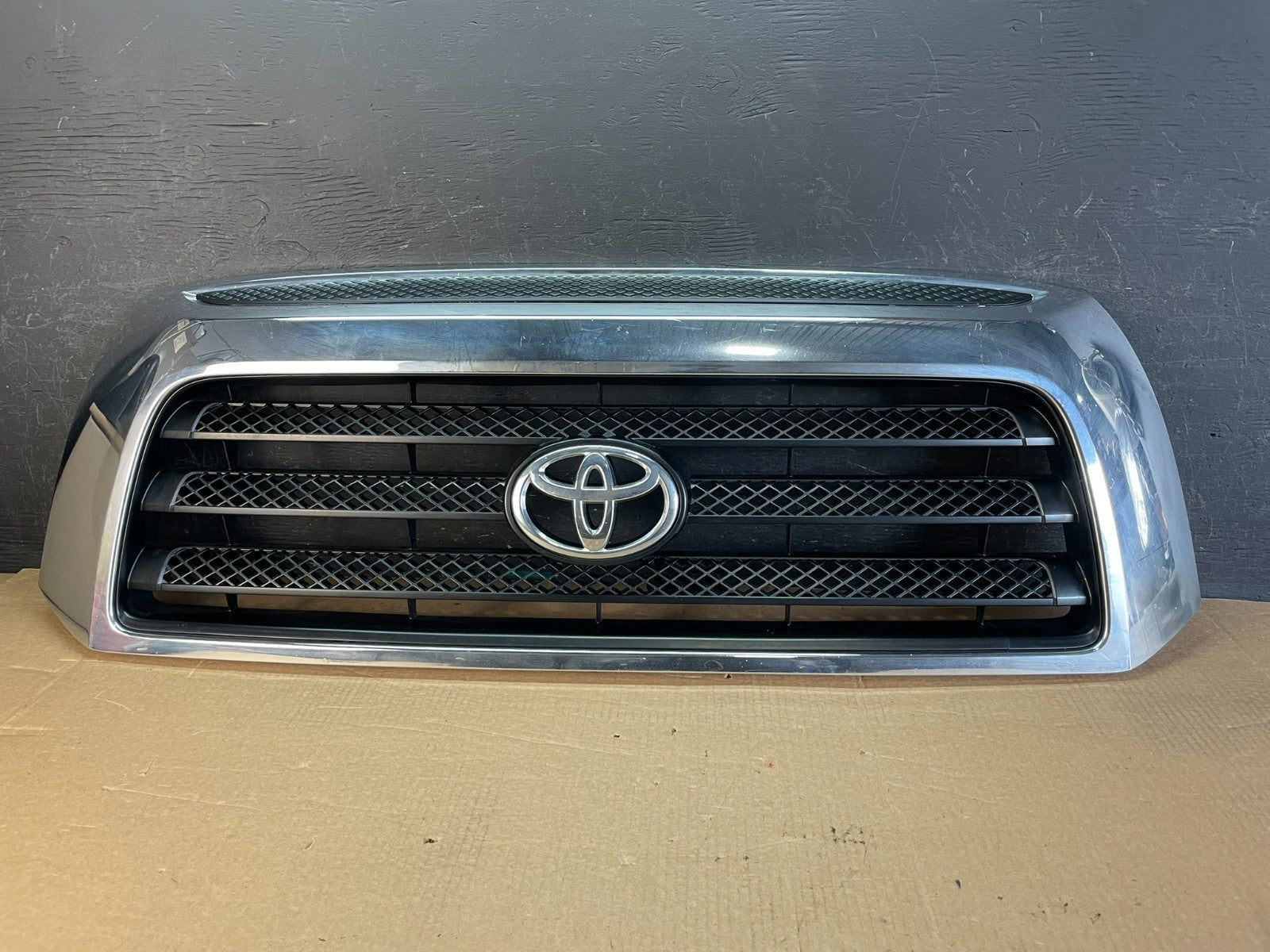 2007 to 2009 Toyota Tundra Front Upper Grill Grille W/ Emblem AF5265 DW0