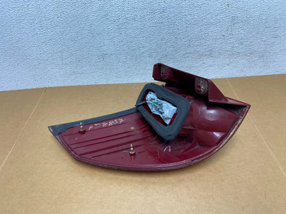 2004-2005 Toyota Sienna Right Passenger Rh Side Tail Light AD8857 DW6