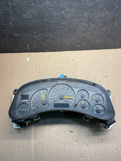 2002 GMC Yukon Speedometer Cluster Gauge Oem X0817 DG0