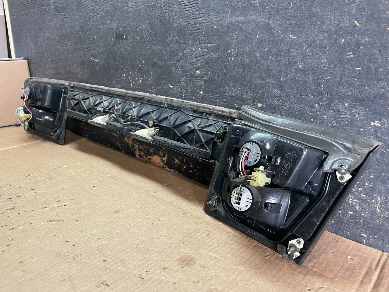 2000 to 2004 Subaru Legacy 4dr Sedan Trunk Center Tail Light Panel OEM ab3136 DG8