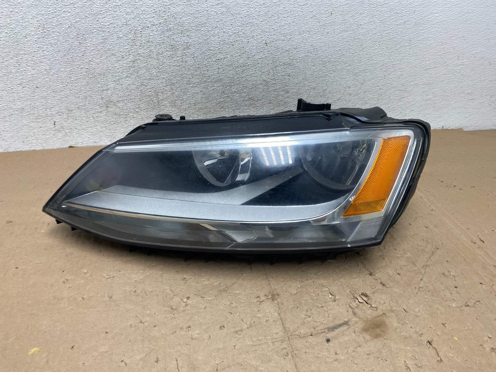 2011 to 2014 Volkswagen Jetta Left Driver LH Headlight Halogen AG5608 DW0
