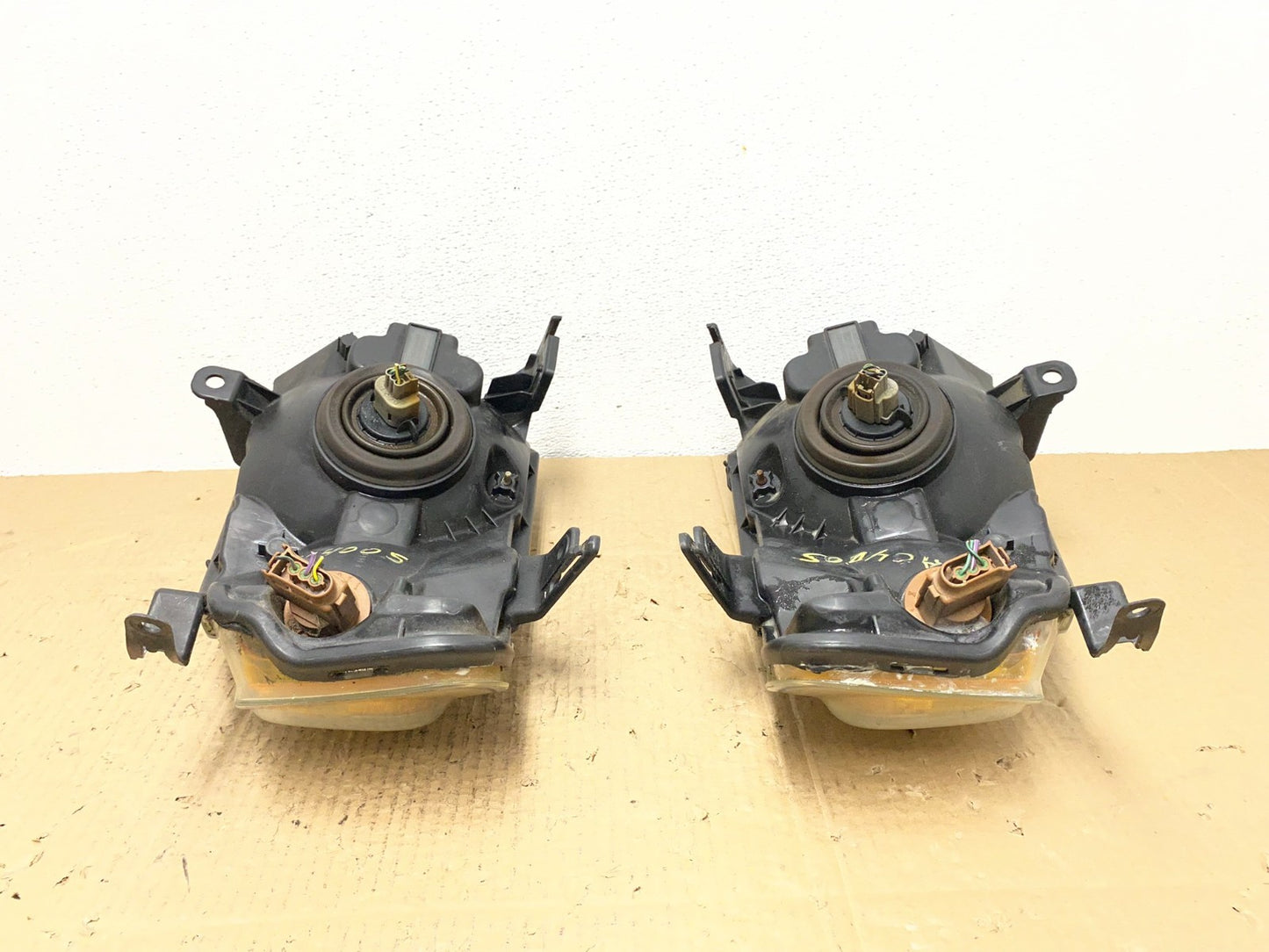 2008 to 2011 Mazda Tribute Left+Right Headlights Oem AC4005 DW11