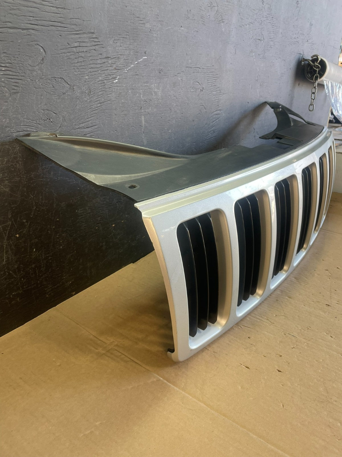 2005 2006 2007 Jeep Grand Cherokee Front Upper Grill Grille AD5711 DW2